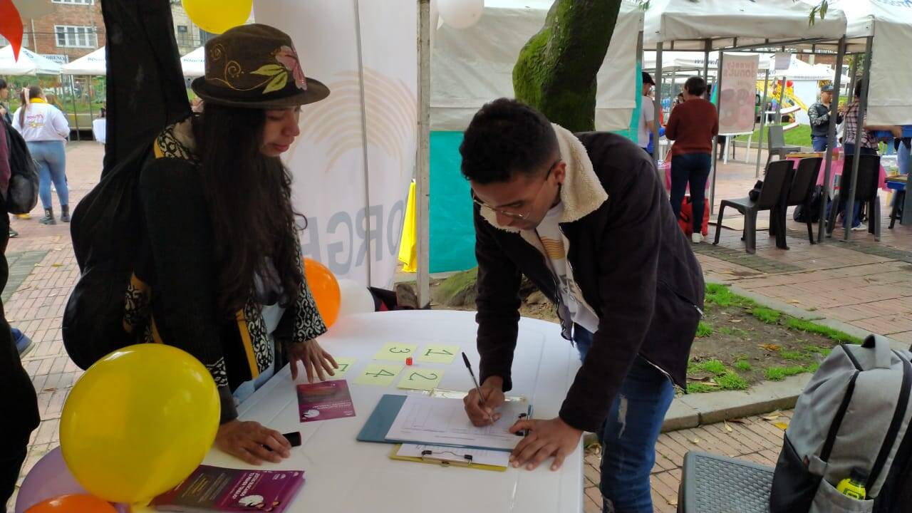 Las 300 becas están dirigidas a jóvenes entre los 18 y los 24 años.