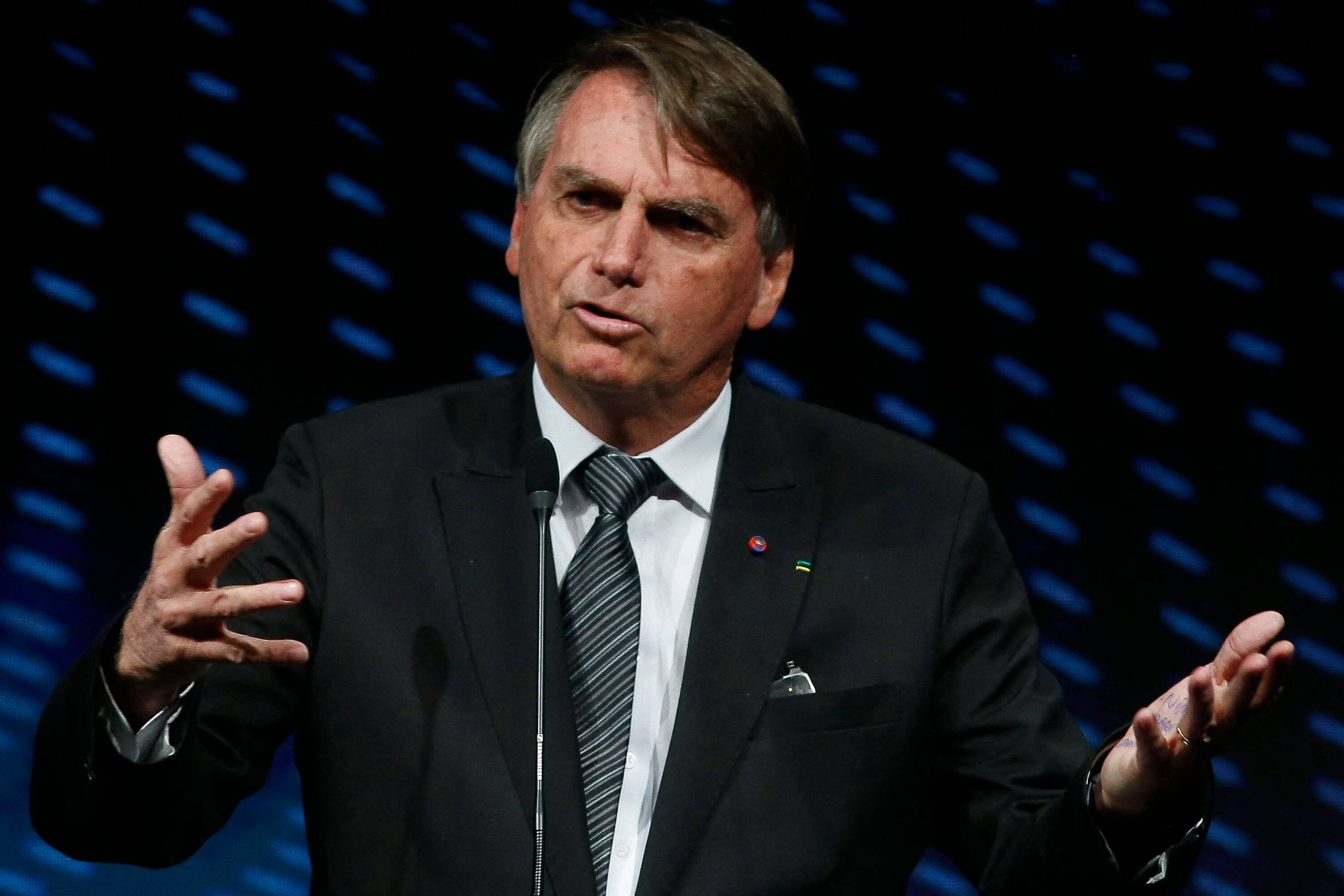 Jair Bolsonaro cuestionó el sistema electoral en una reunión con embajadores.