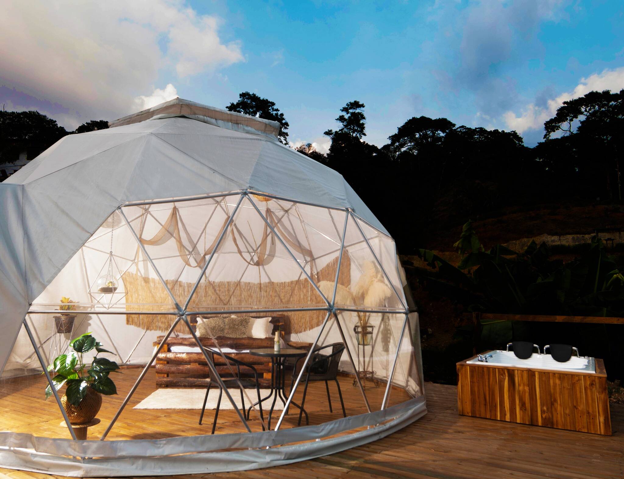 Glamping Entreverdes está ubicado en la Vereda Blanquizal en el municipio de Ebéjico al Occidente de Antioquia, a solo una hora de Medellín.