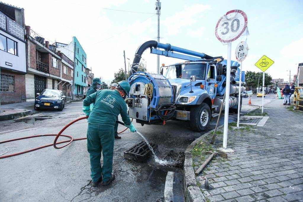 Funcionarios del Acueducto hacen limpieza de cañerías en Barrios Unidos.