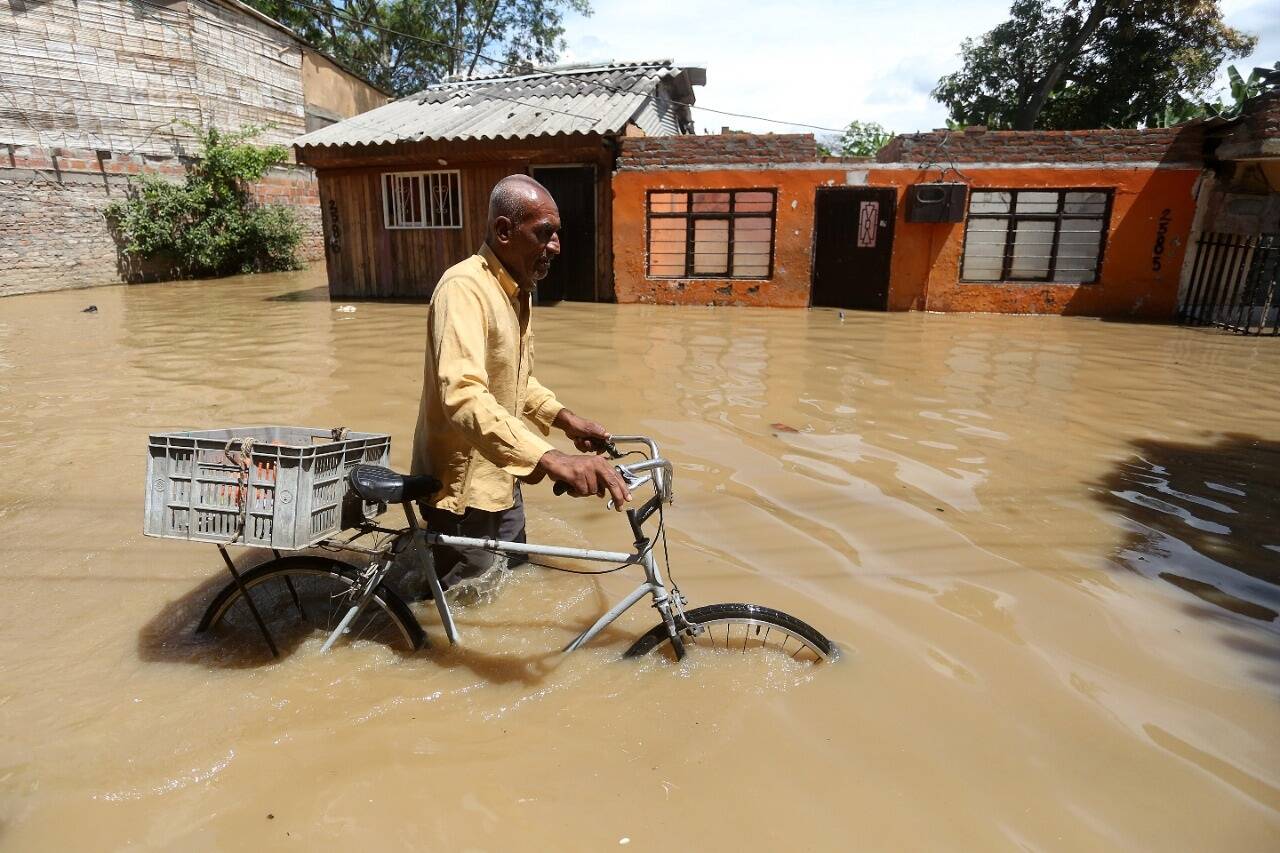 Comunidad tiene el agua hasta los hombres por lluvias