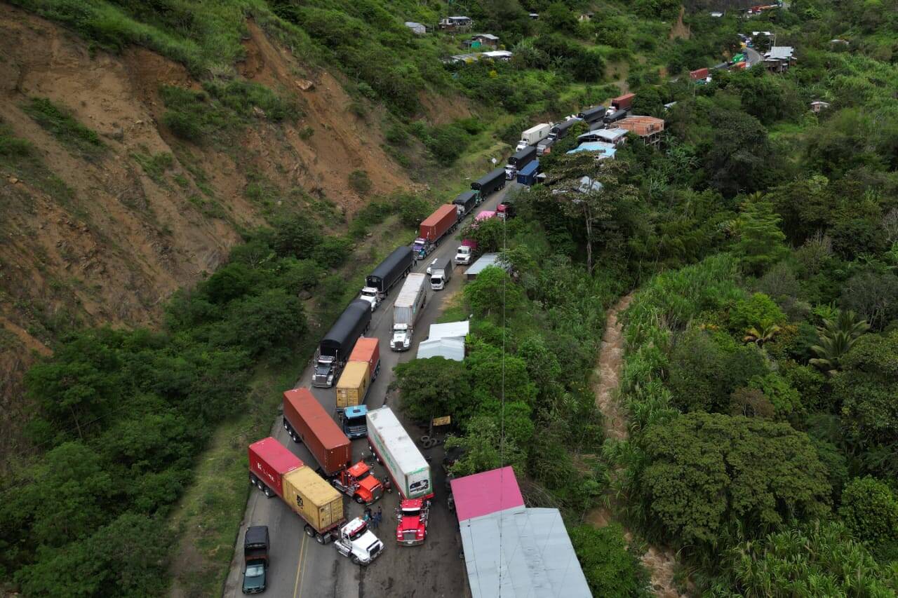 Transportadores también decidieron bloquear la vía, pues ellos llevan tres días durmiendo debajo de los camiones, sin poder bañarse ya merced de los delincuentes, pues afirman que las autoridades no les están brindando seguridad.
