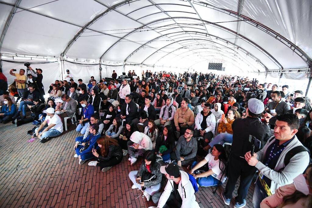 Más de 7.900 individuos asistieron este viernes a la plaza de Los Artesanos en busca de uno de los 17.400 espacios disponibles.