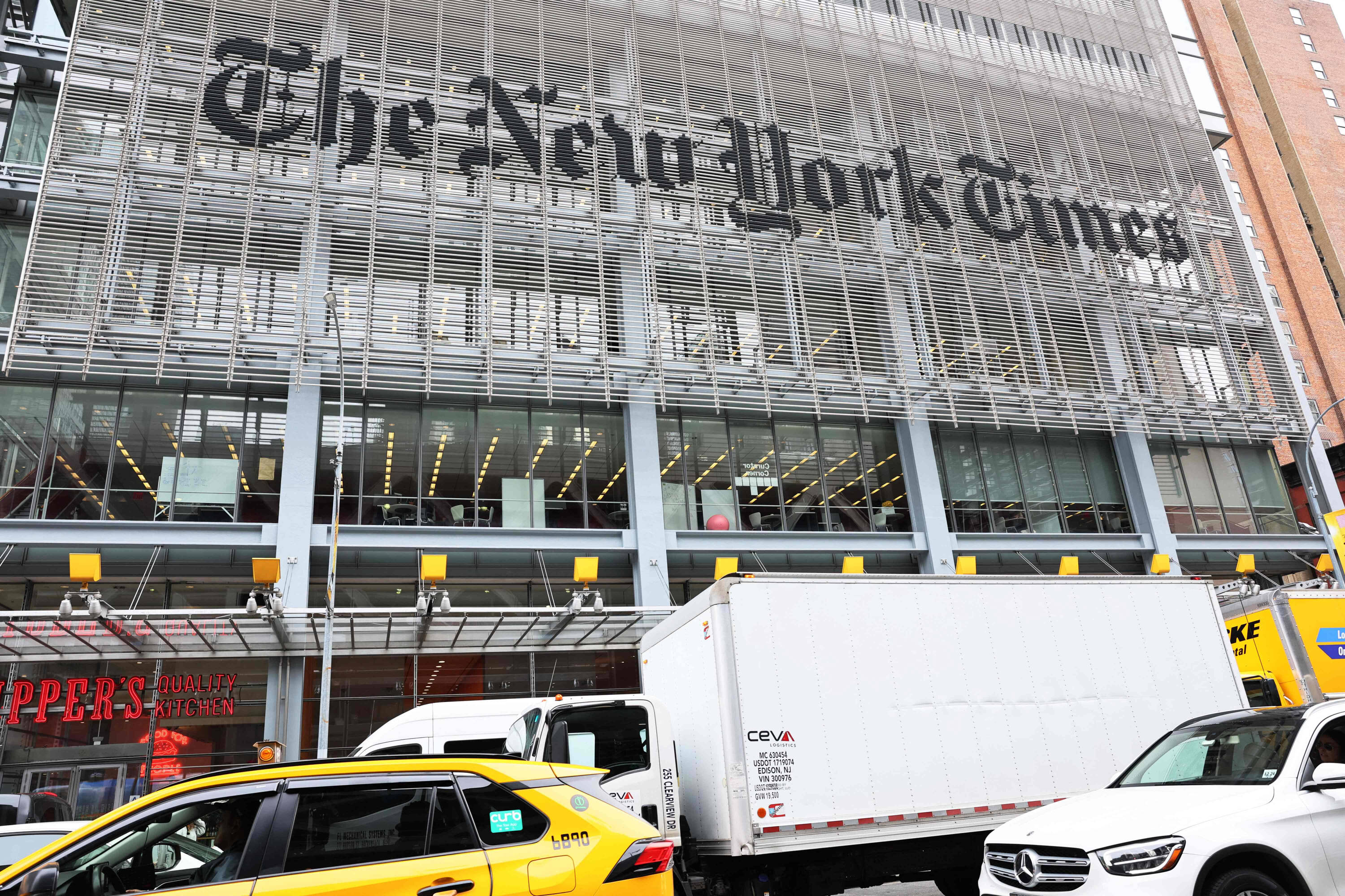 Empleados del New York Times se declararon este jueves en huelga durante 24 horas para exigir un aumento salarial.