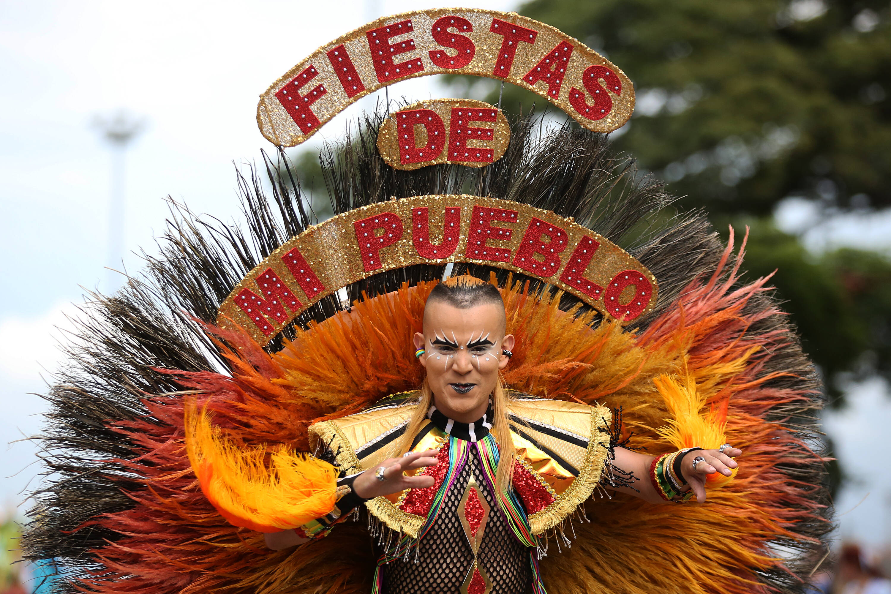 En la Autopista Suroriental, sobre la Calle de la Feria, miles de personas en Cali disfrutaron el segundo día de la 65 Feria de Cali, con el desfile Las Fiestas de Mi Pueblo, organizado por la Gobernación del Valle, en el que todos los municipios del Valle del Cauca mostraron su alegría, cultura, costumbres y creencias, durante cerca de dos kilómetros.