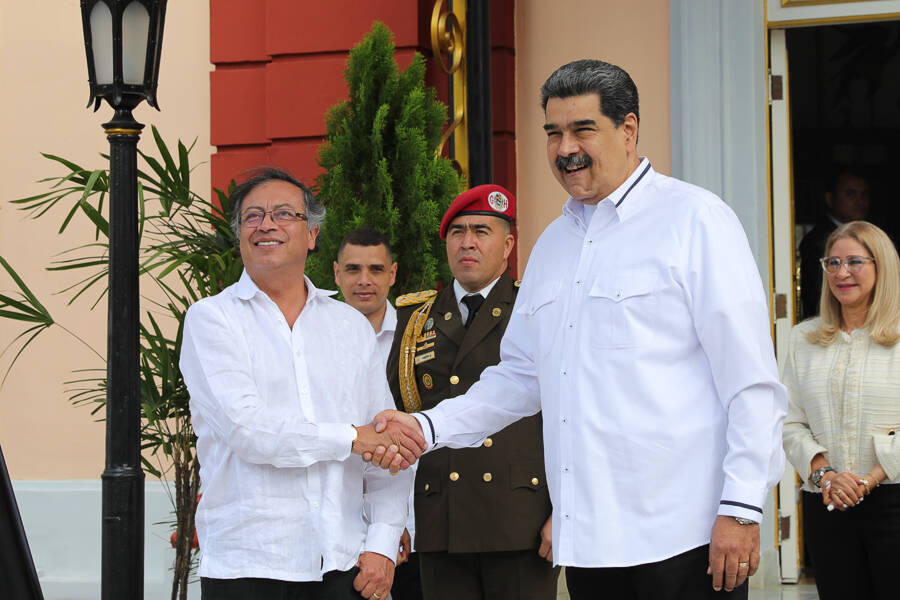 El presidente de Venezuela, Nicolas Maduro, recibe al presidente Gustavo Petro en el Palacio de Miraflores.