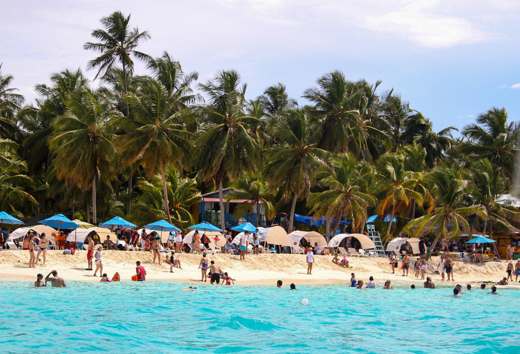Paisajes y turistas en San Andrés.