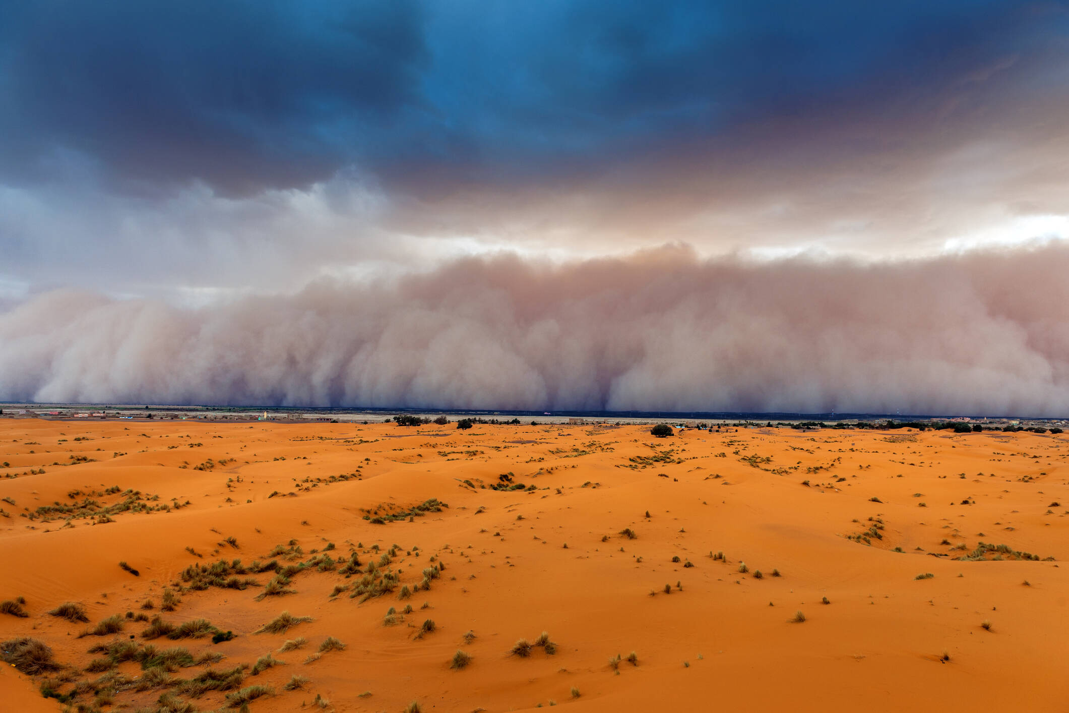 la gran nube de polvo que llega desde el desierto del Sahara y la entrada de humedad en las zonas tropicales.