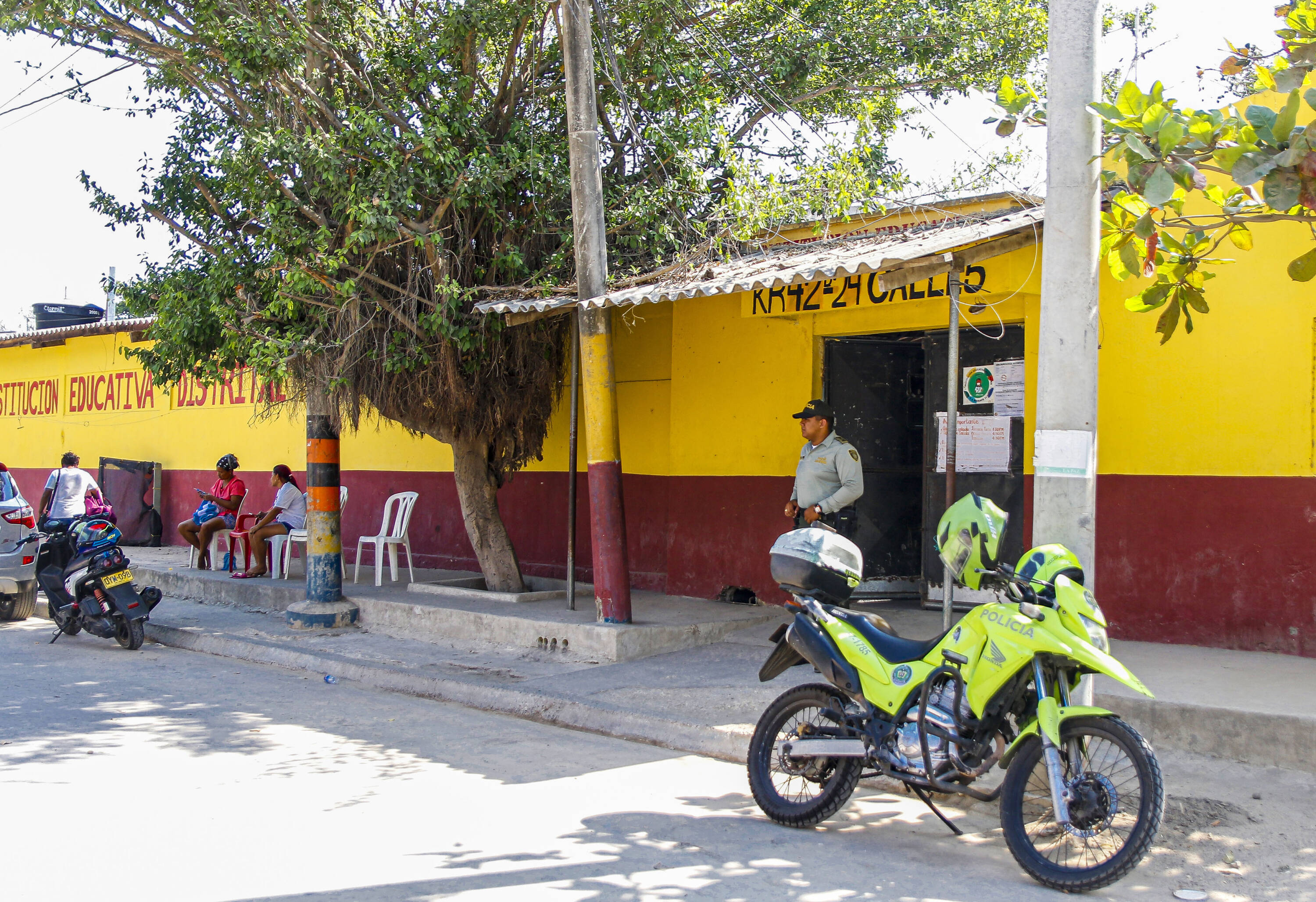 Una patrulla de la Policía se encuentra vigilando la institución.