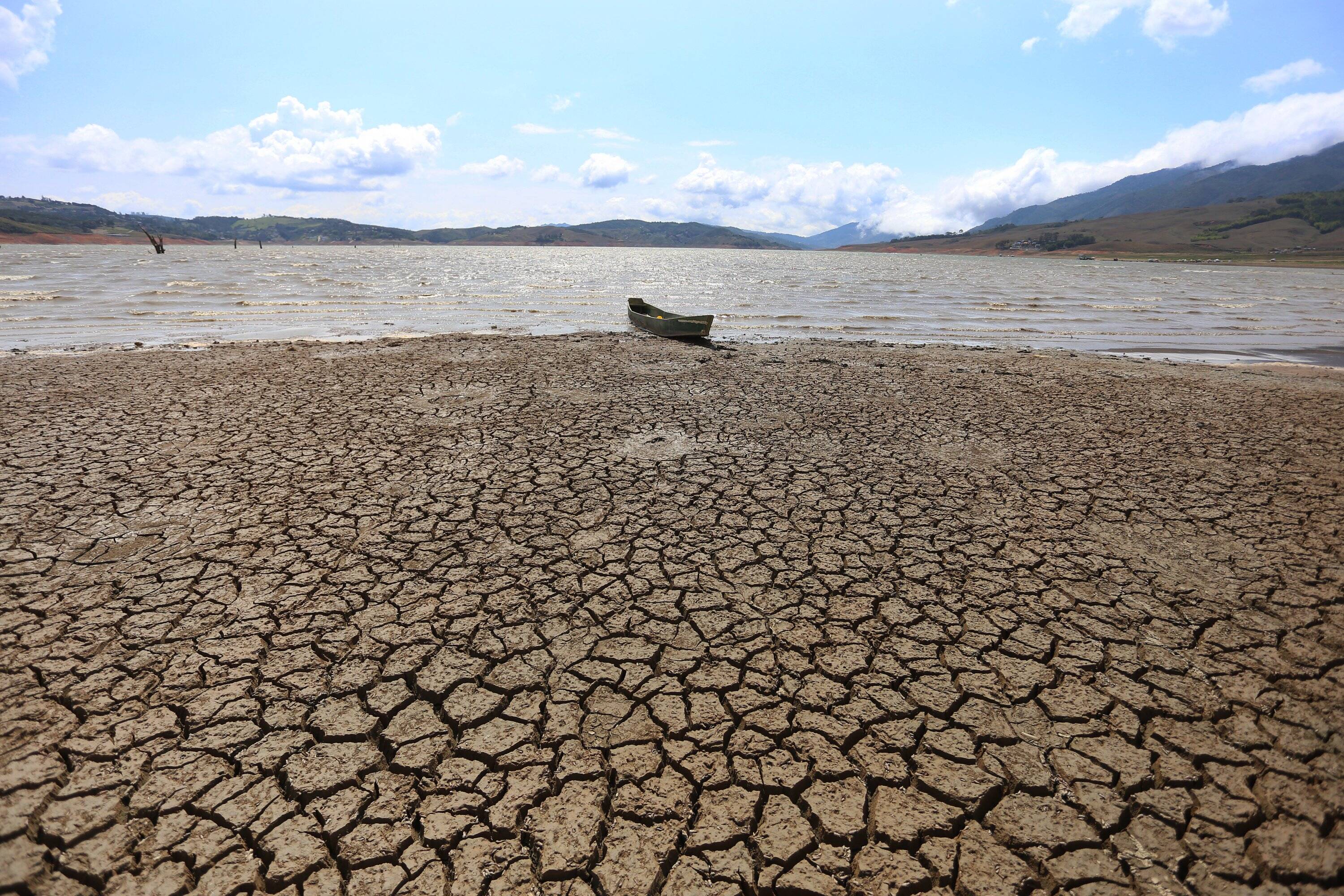 Calima Lake, located in the municipality of Darién, is an artificial reservoir. Due to the El Niño phenomenon, there was a drought in 2016.