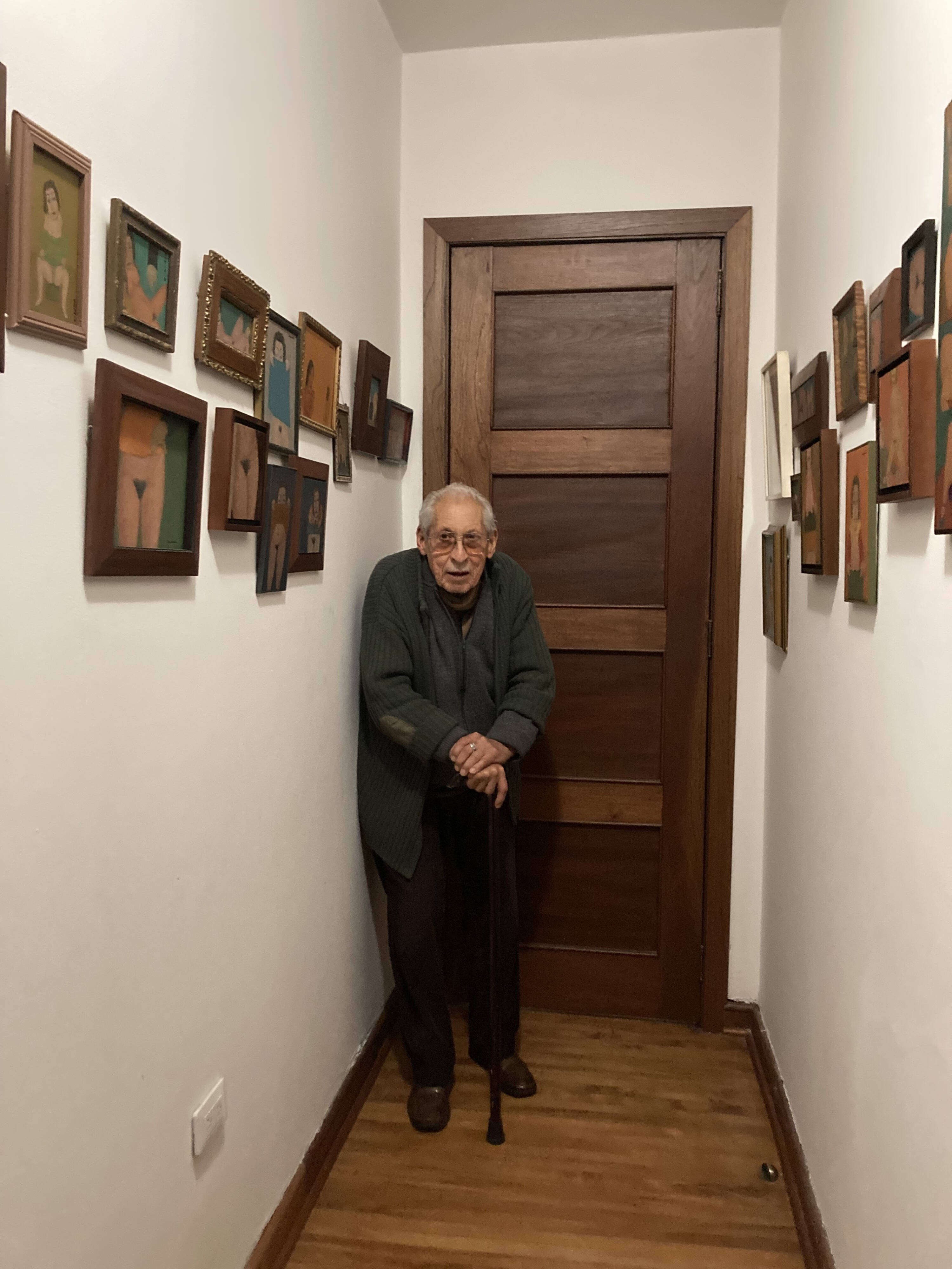 Antonio Samudio no para de trabajar. Y aquí está en uno de los lugares míticos de su casa: el 'Callejón de las delicias'.