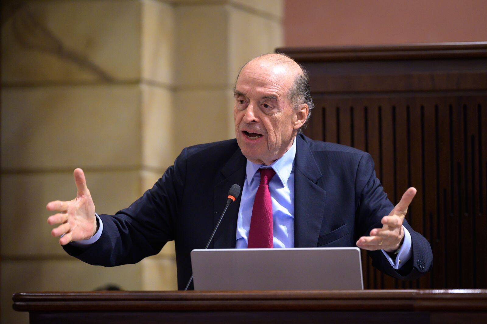 Canciller Álvaro Leyva en debate de moción de censura.