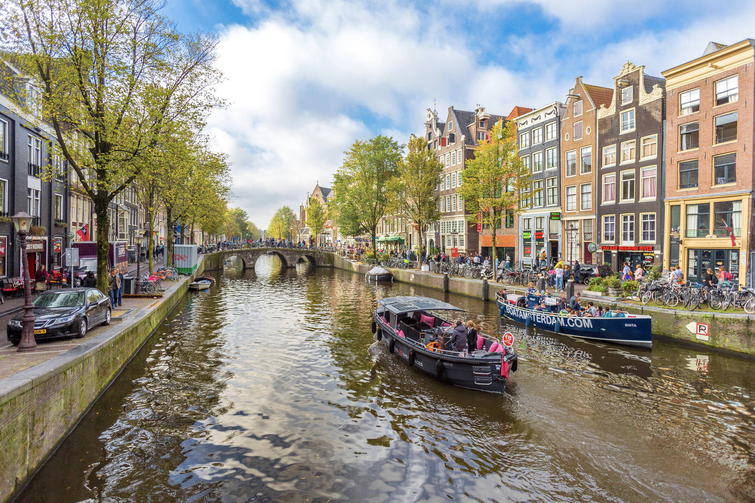 Ámsterdam cuenta con 165 canales, conectados a través de más de 1.200 puentes. Uno de los mejores planes para recorrer los 100 kilómetros es en una embarcación.