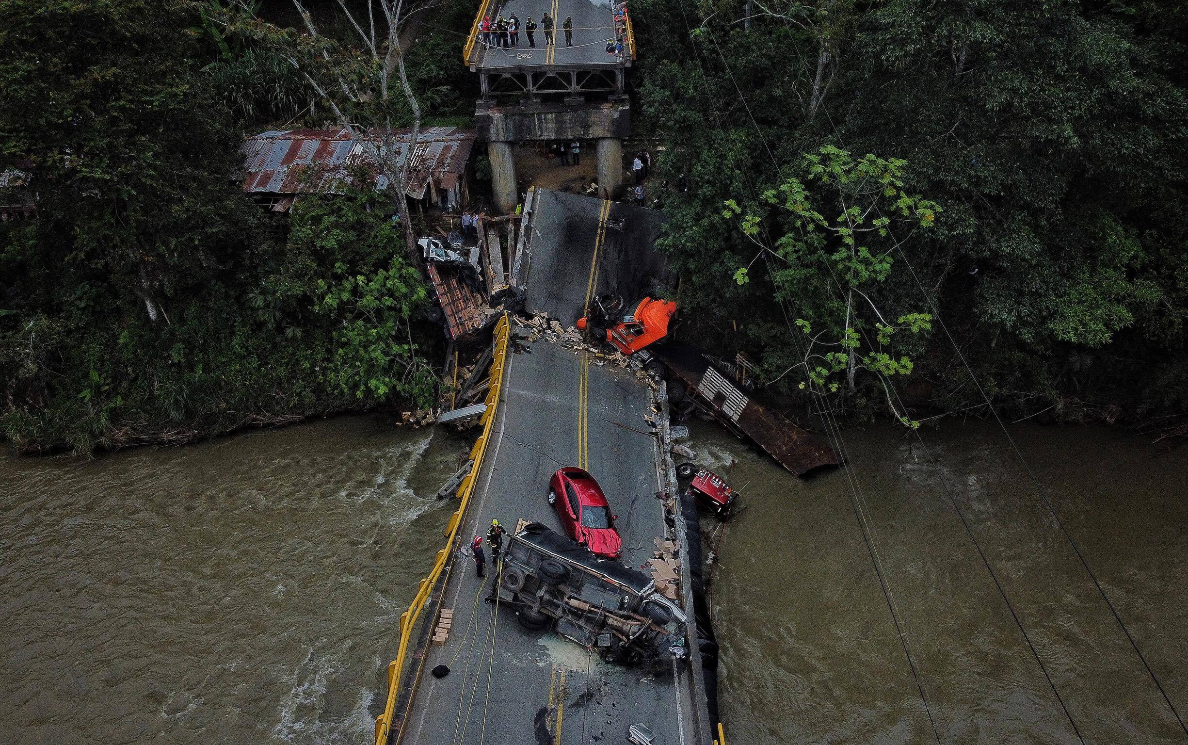 La caída del puente El Alambrado, entre Valle y Quindío.
