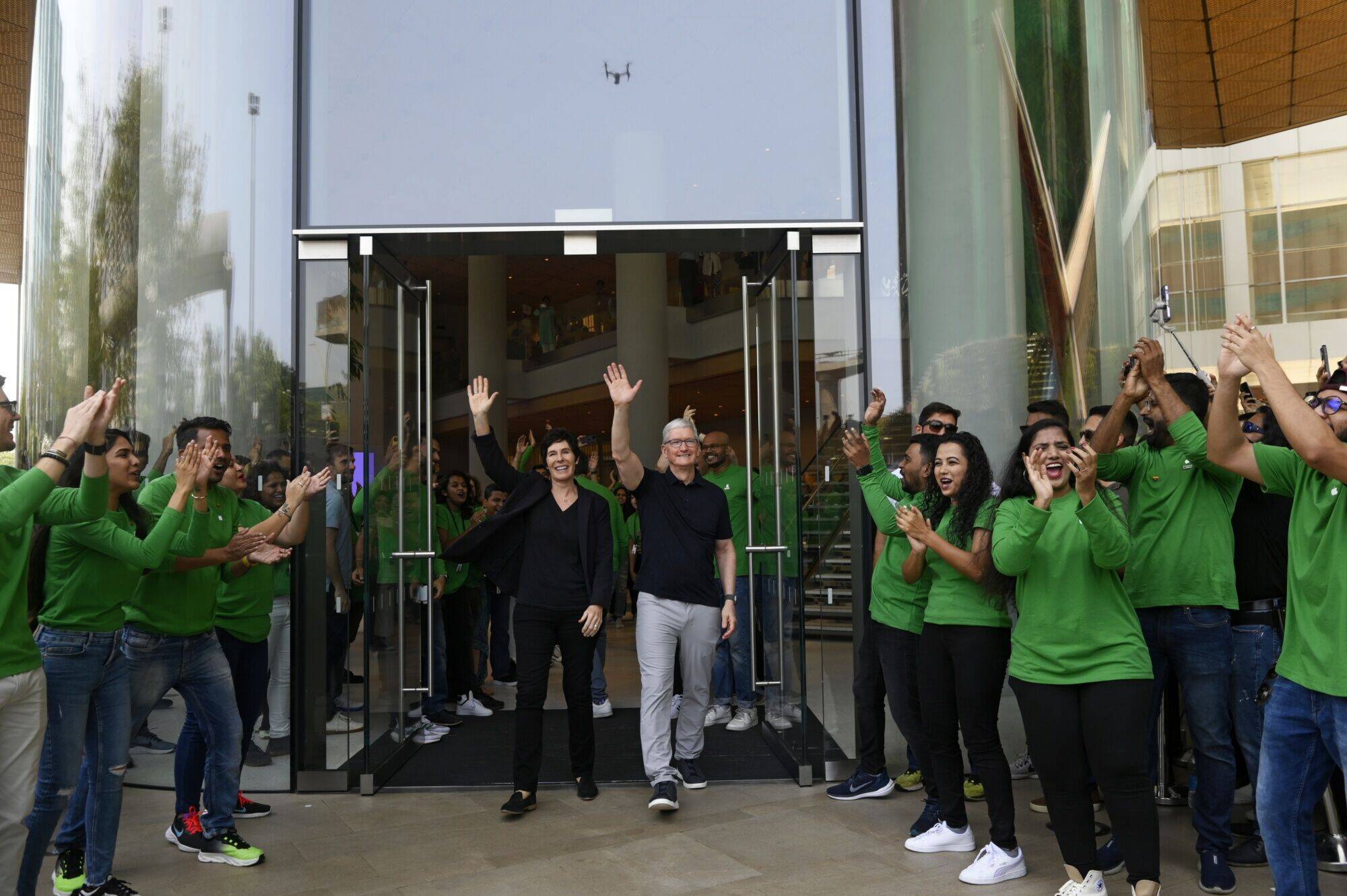 Tim Cook deschide primul magazin Apple din India