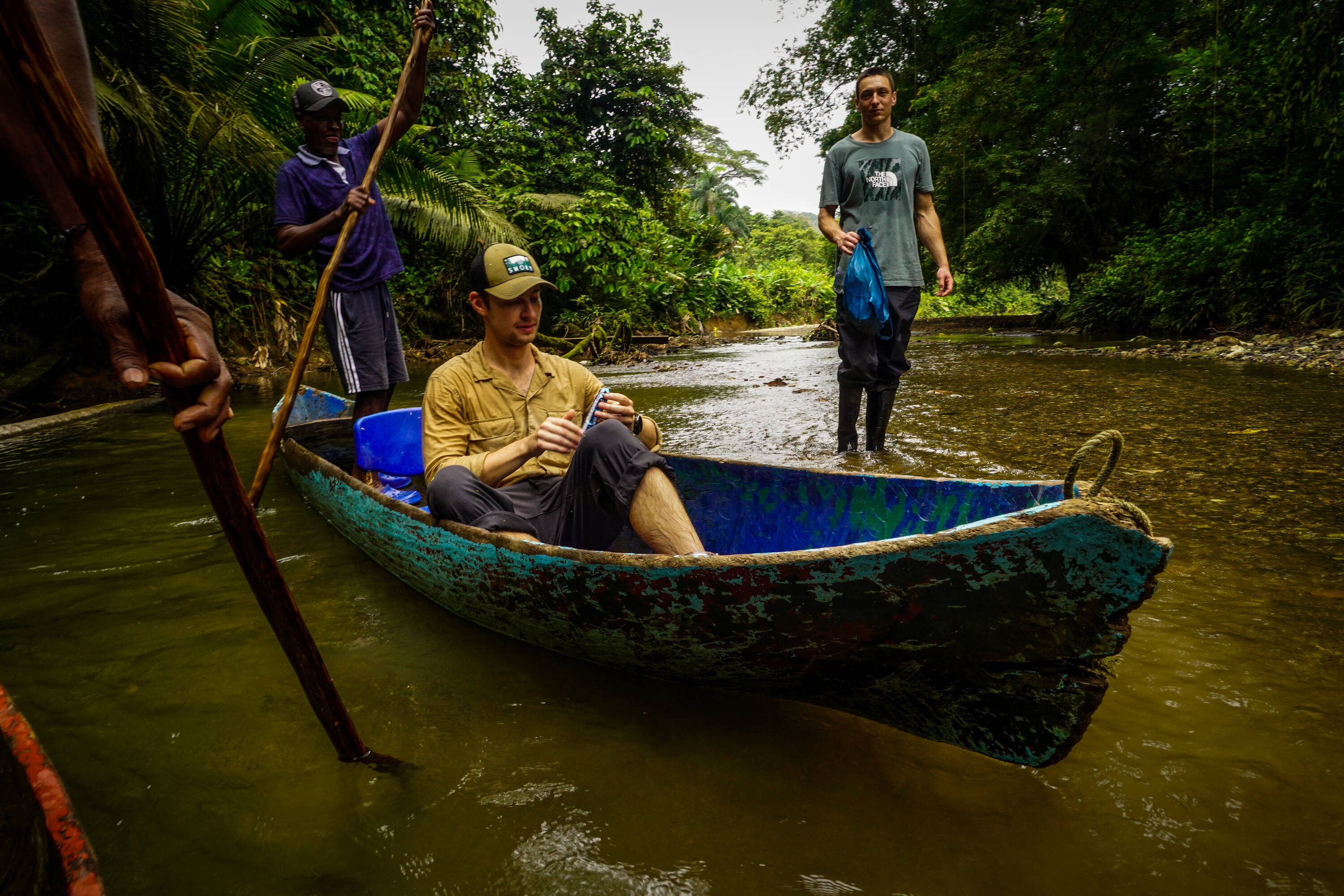 Turistas Disfrutan de un Paseo en Canoa en nuquí (Chocó)