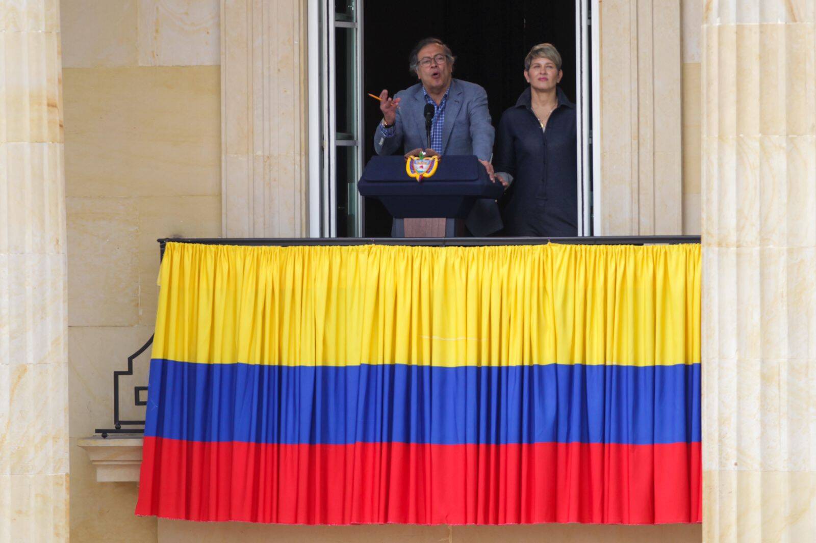 Gustavo Petro y la primera dama, Verónica Alcocer, durante el discurso en el balcón.