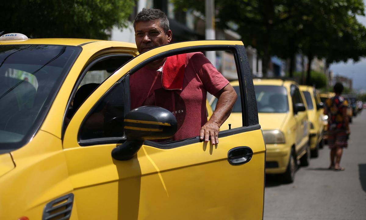Hubo filas en busca de gasolina vehicular en Cali.