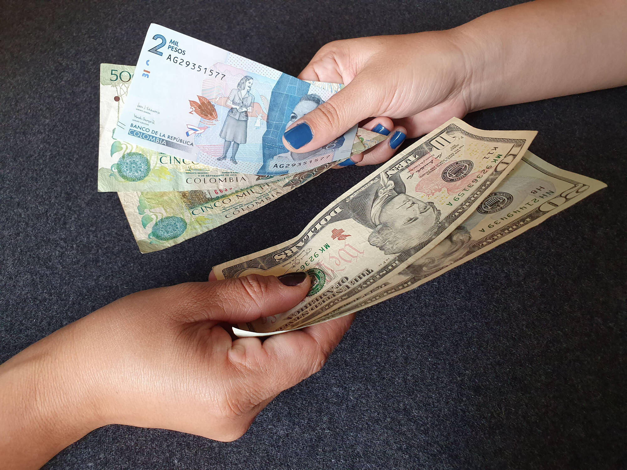 Esto es lo que siguiere una experta sobre invertir en dólares ahora mismo.