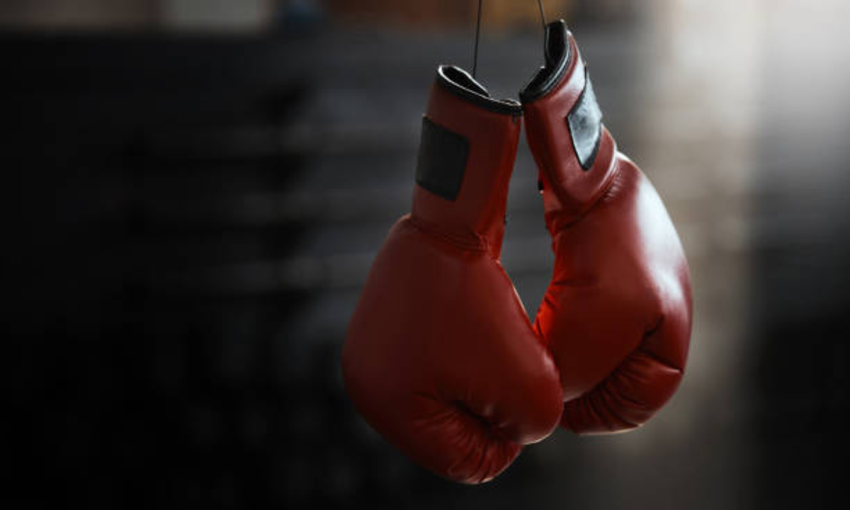 Los boxeadores usan guantes acolchados para proteger sus manos y minimizar el daño causado al oponente.