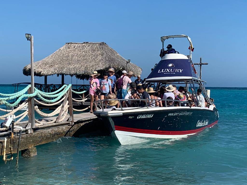 Lancha autorizada para transporte de turistas a islas del Rosario