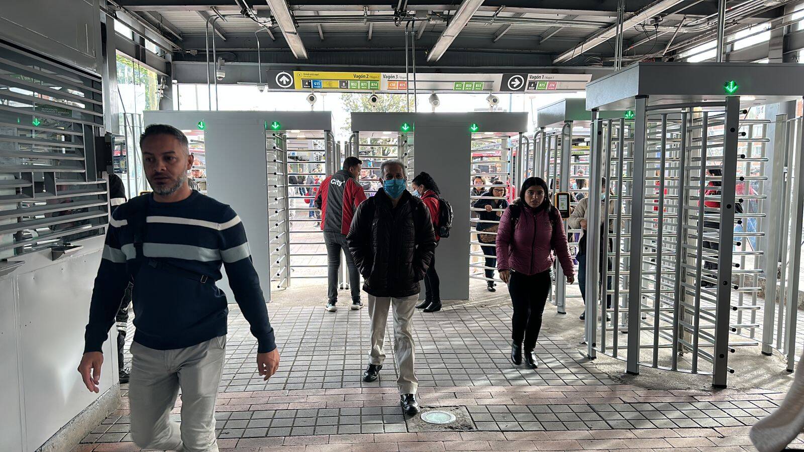 Nuevos torniquetes en TransMilenio.