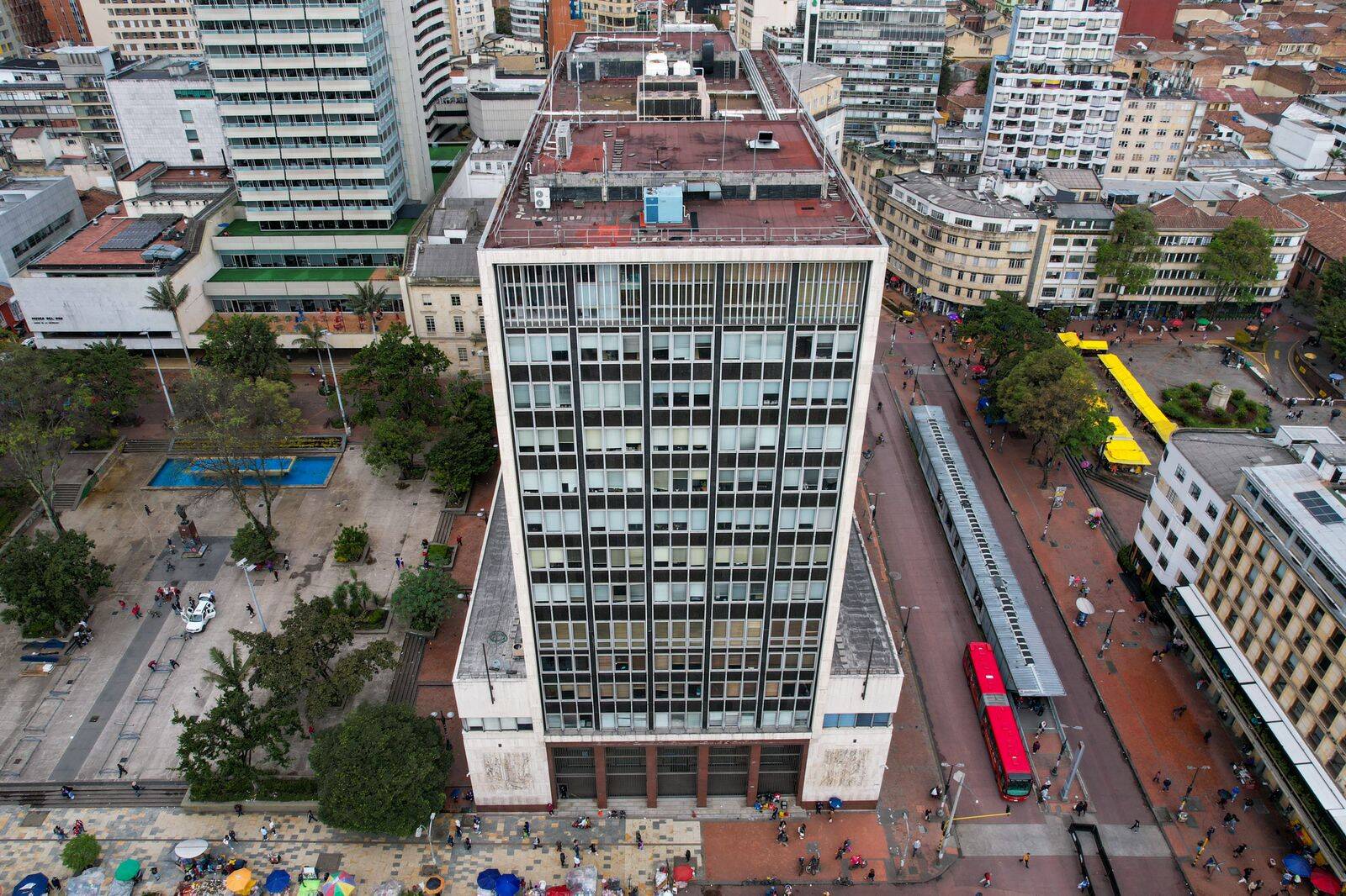 Mediante la Ley 25 de 1923 se creó el Banco de la República como sociedad anónima.