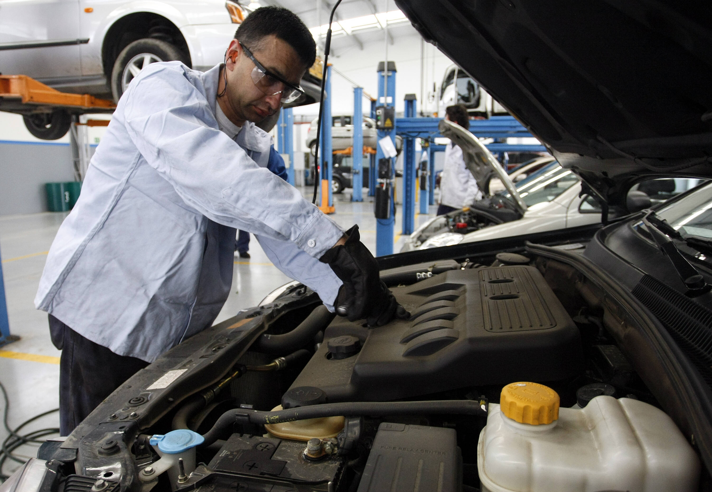 Cumplir con las revisiones y mantenimiento ordenado por el fabricante. No hacerlo en los tiempos y/o kilometrajes que fija la marca es causal de pérdida de la garantía.