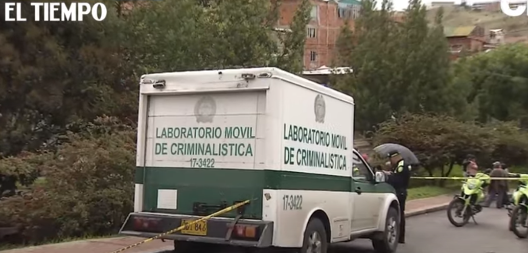 Un laboratorio móvil de criminalística llegó hasta el lugar de los hechos para hacer el levantamiento del cadáver.