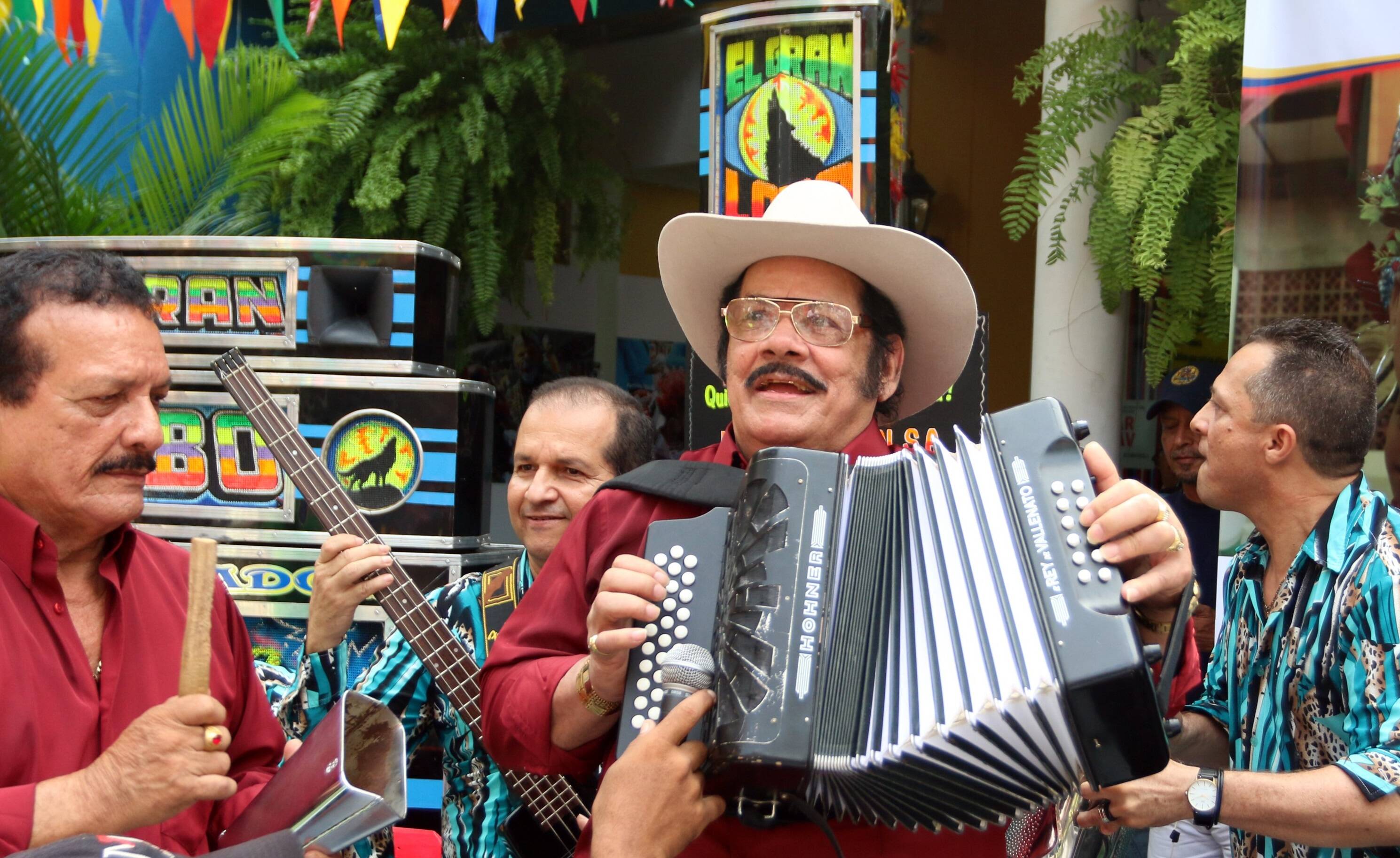 Aníbal Velásquez, una leyenda del acordeón colombiano.