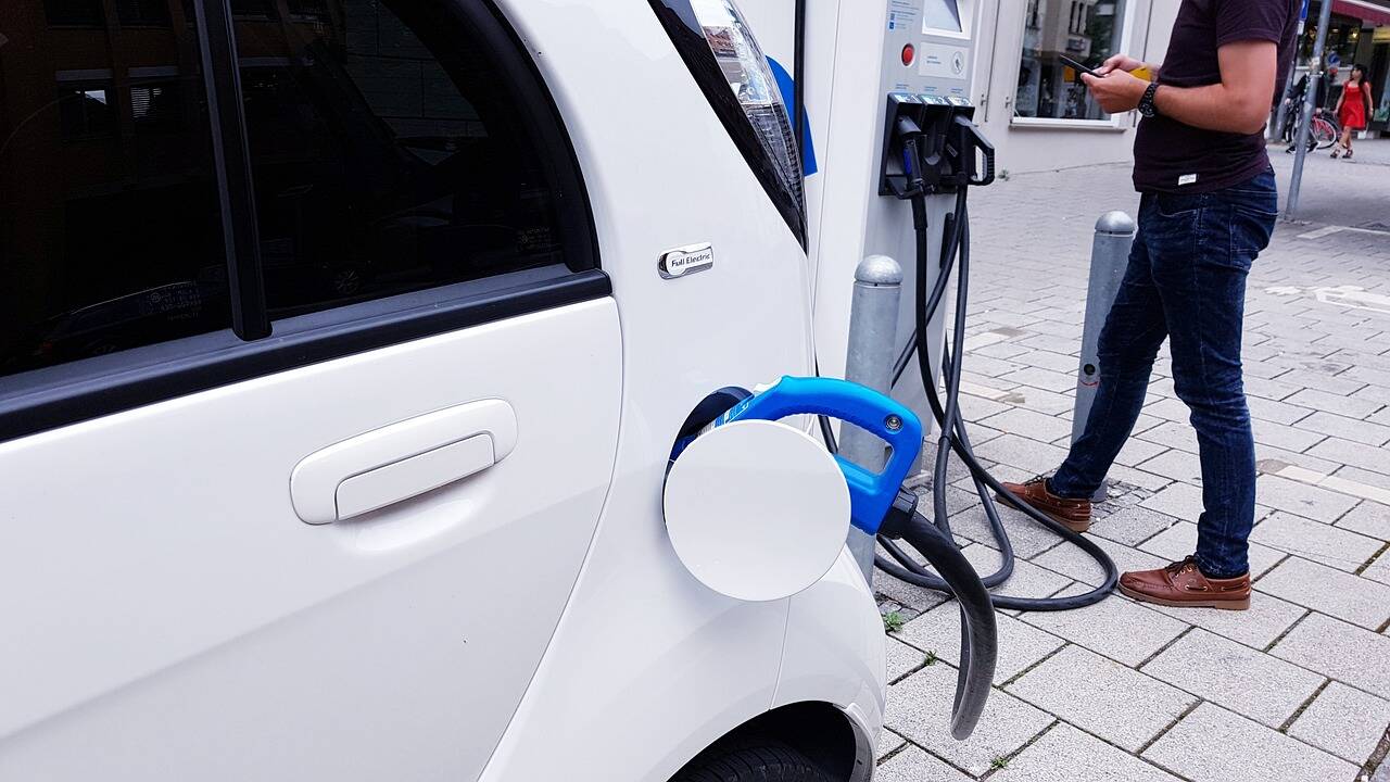 Top 20 de los carros híbridos y eléctricos más vendidos en Colombia en 2023
