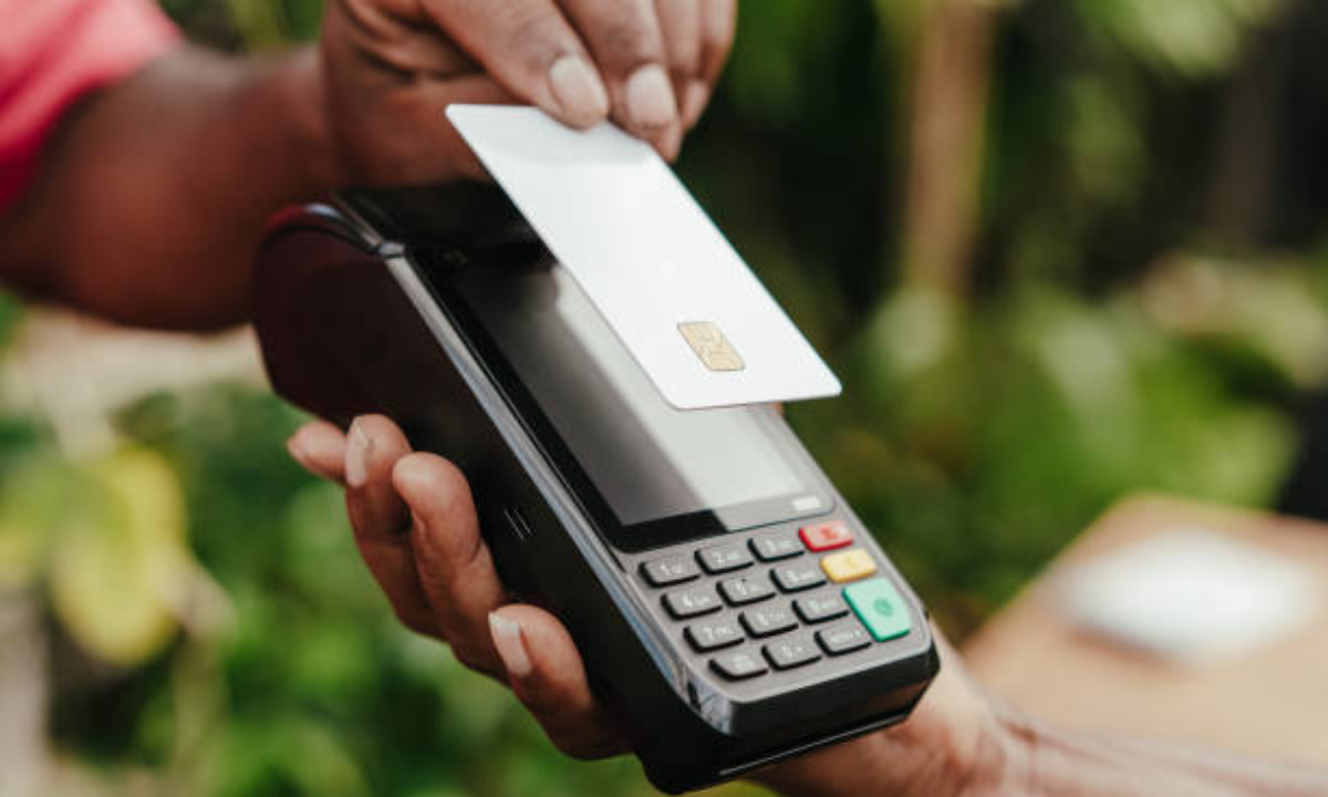 Es importante estar al tanto de las comisiones y tasas que pueden aplicarse al usar tarjetas internacionales en el país, especialmente en transacciones en monedas distintas.