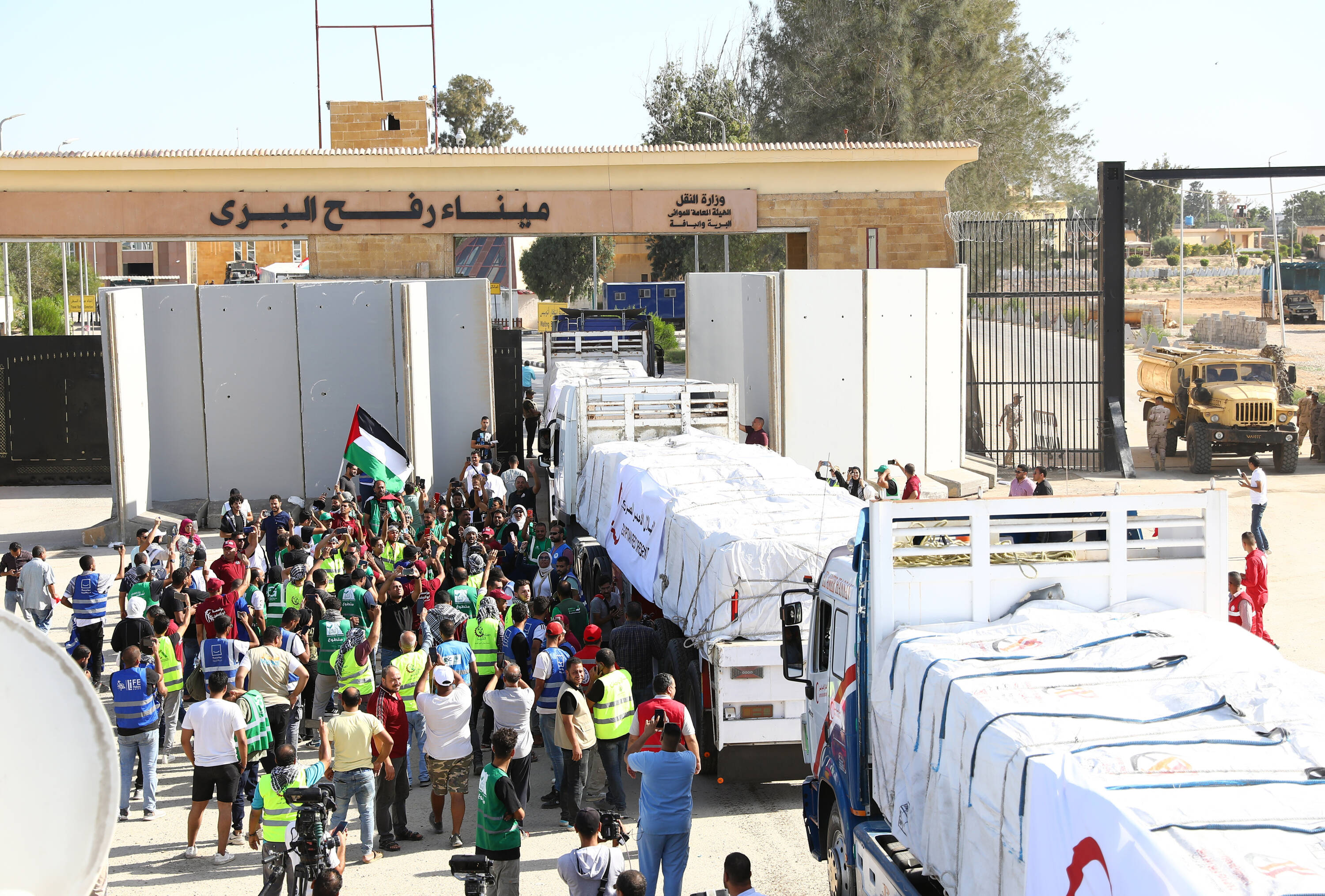 Los camiones que transportan ayuda humanitaria para la Franja de Gaza cruzan la puerta fronteriza de Rafah, en Rafah, Egipto.