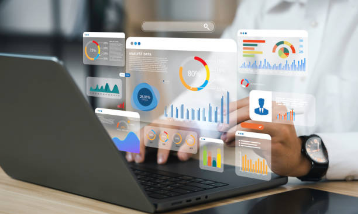 Analiștii de date joacă un rol cheie în luarea deciziilor bazate pe date și pot câștiga salarii competitive.