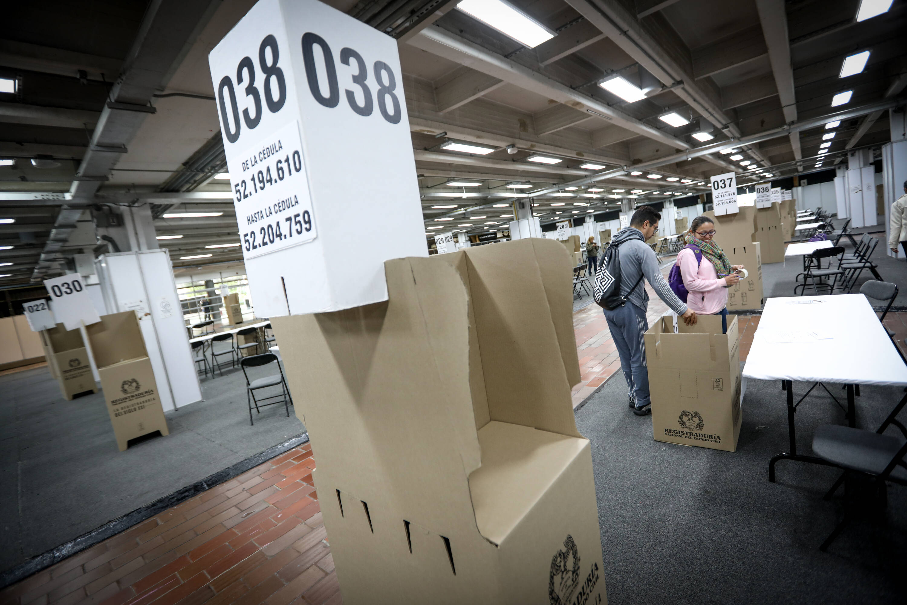 Miembros de la Registraduría Nacional hacen los últimos preparativos en corferias para la jornada electoral que se realizará mañana. Bogotá 28 de octubre del 2023. FOTO MAURICIO MORENO EL TIEMPO CEET