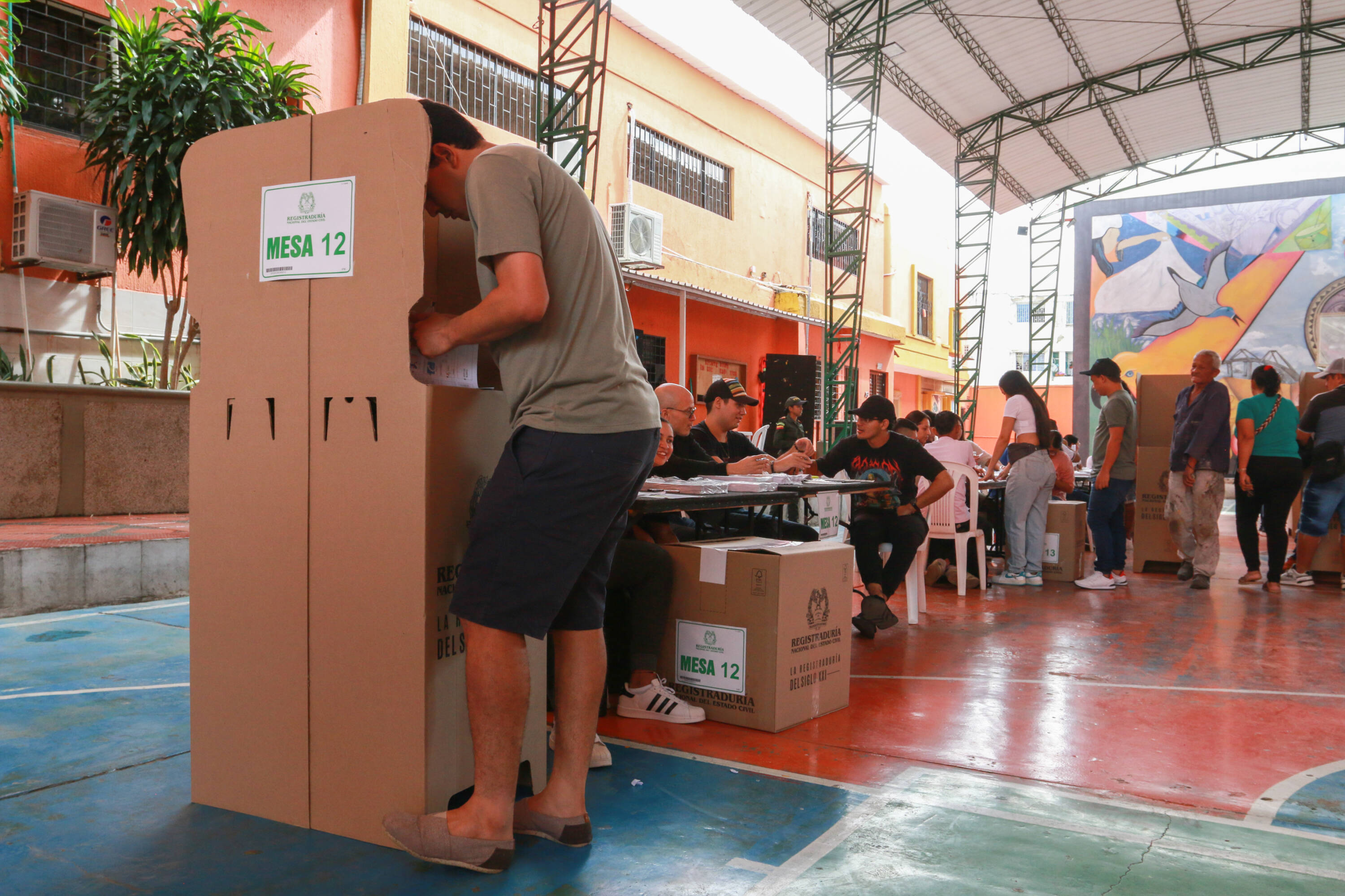Las elecciones regionales del 29 de octubre de 2023 en Barranquilla se llevaron en total calma, siendo los candidatos a la alcaldía y gobernación del Atlántico protagonistas en la mañana electoral. Alejandro Char, aspirante a la alcaldía, y Eduardo Verano, candidato a la gobernación, votaron en el Colegio La Salle y la Escuela Normal Superior del Distrito, respectivamente. Cada uno acompañó al otro a su puesto de votación.