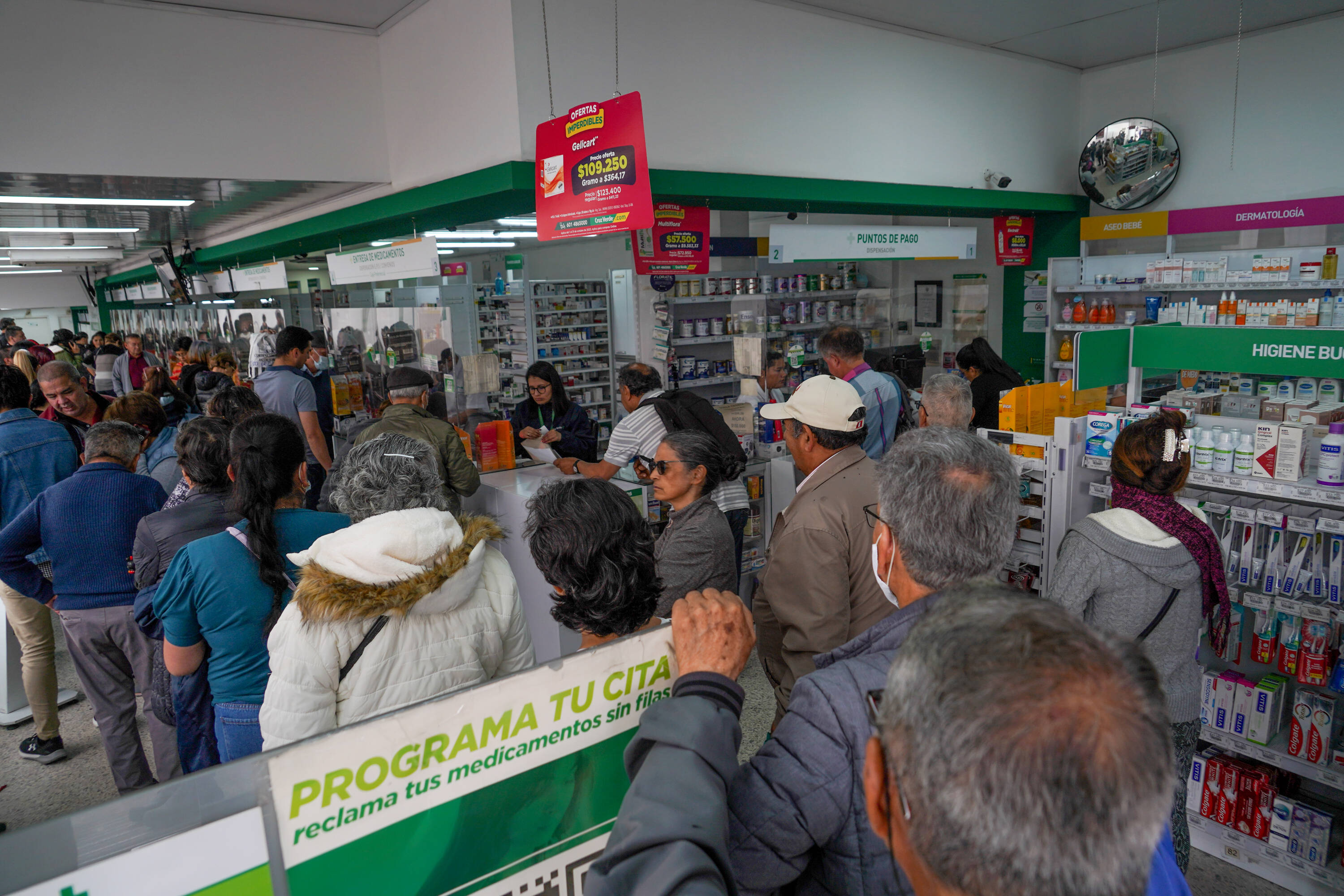 Droguería Cruz Verde Calle 13 . Cruz Verde suspende la entrega de medicamentos para afiliados a EPS Sanitas. Desde el próximo 15 de noviembre Cruz Verde dejará de entregar medicamentos que están fuera del plan de beneficios a los afiliados de Sanitas. Bogotá 31 de octubre del 2023. FOTO MAURICIO MORENO EL TIEMPO CEET