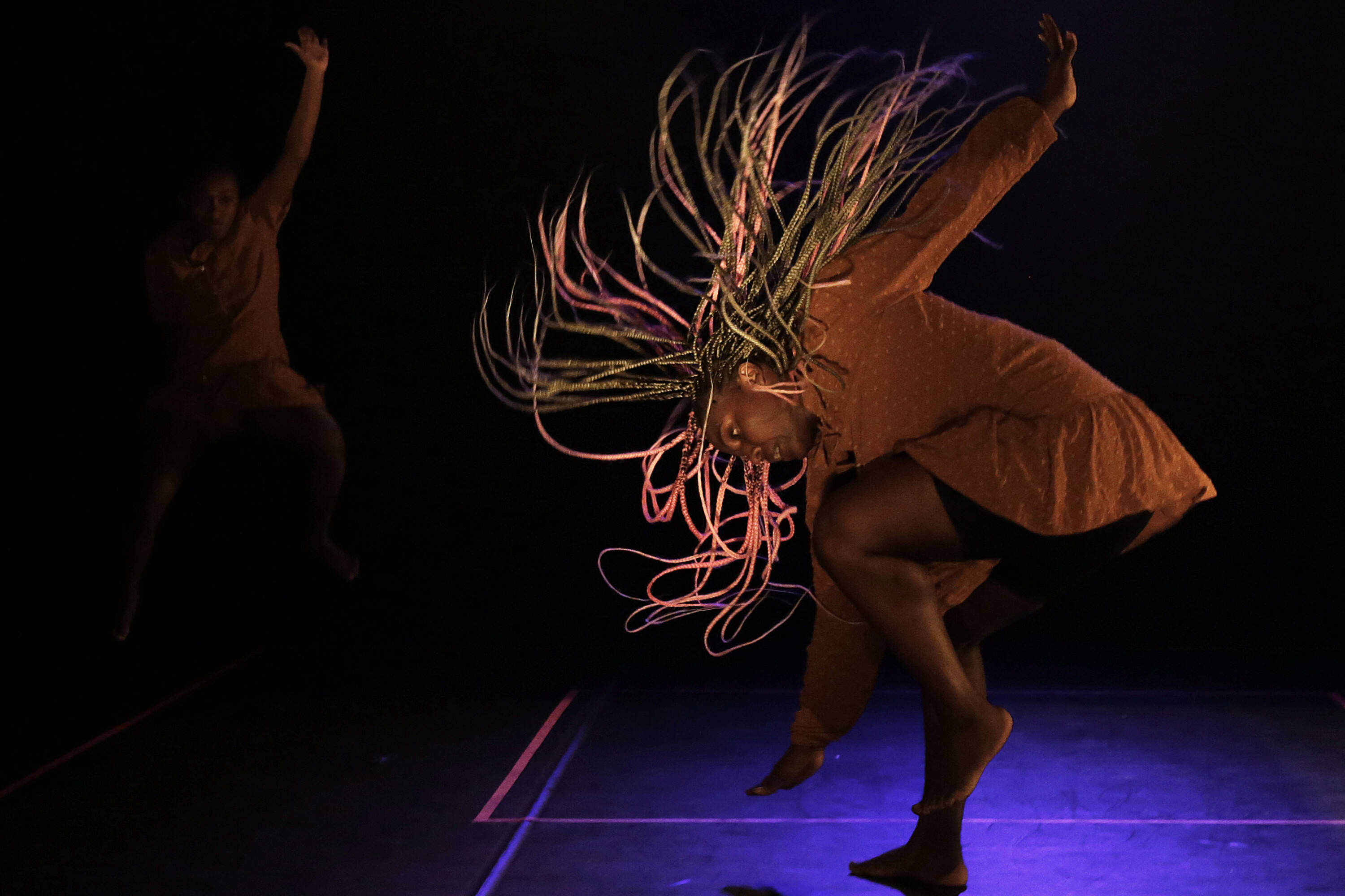 Durante la edición 6 de la Bienal Internacional de Danza de Cali se presentó la Compañía Pacific Dance de Tumaco con la obra La Otredad, una apuesta artística disruptiva que da cuenta de las formas de racismo presentes en la modernidad, la cual se materializa en 4 cuadros que dialogan en un entorno a racismo estructural, esencialismo, endorracismo y colorismo.