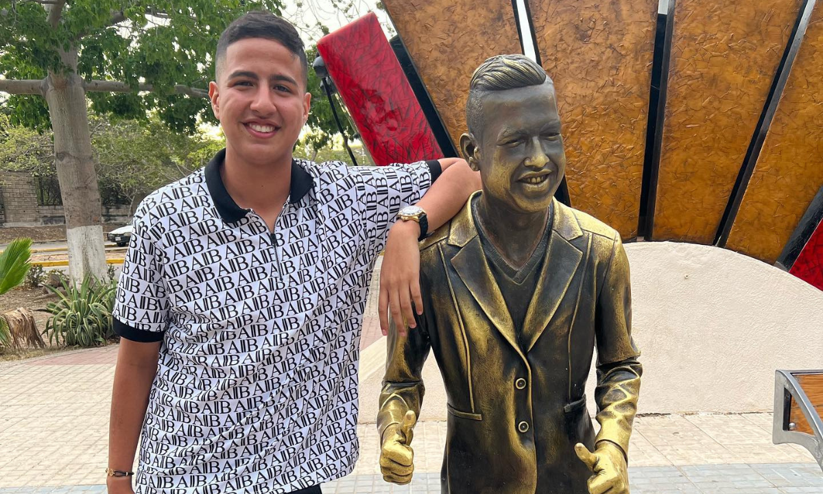 El Joven Constantementa Recuerda A Su Fallecido Padre.