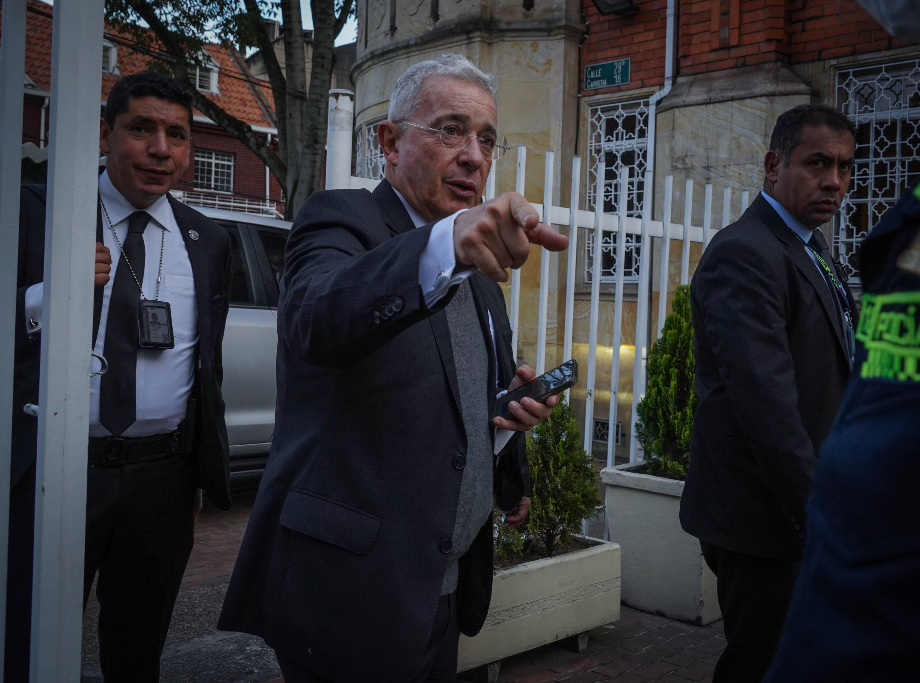 El expresidente Álvaro Uribe llega a la sede de su partido hoy 23 de noviembre del 2023 para realizar una rueda de prensa sobre diferentes temas después de su encuentro con el presidente Gustavo Petro en el día de ayer. Foto @mauriciomorenofoto /MAURICIO MORENO CEET EL TIEMPO