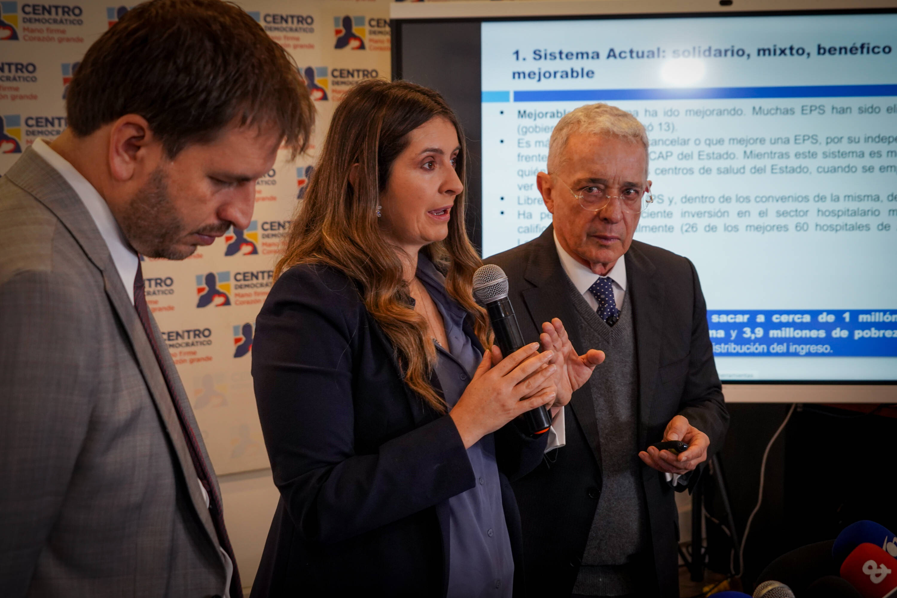 El expresidente Alvaro Uribe junto al representante Andrés Forero y la senadora Paloma Valencia, compartió una presentación en la que profundizaron en sus observaciones sobre el actual sistema de salud y el que propone el Gobierno en su reforma. Bogota 23 de noviembre del 2023. FOTO MAURICIO MORENO EL TIEMPO CEET