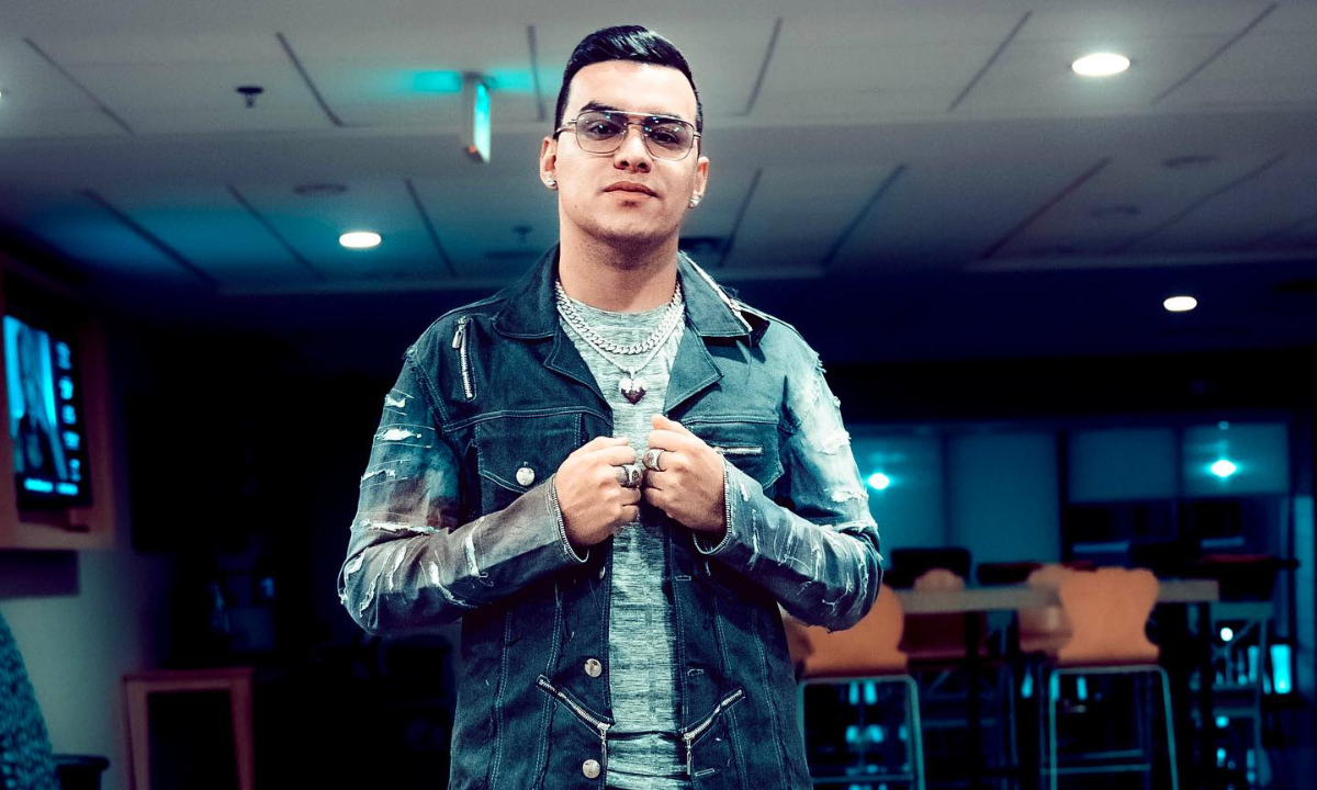El cantante demás mostró el primer regalo de Navidad que recibió.