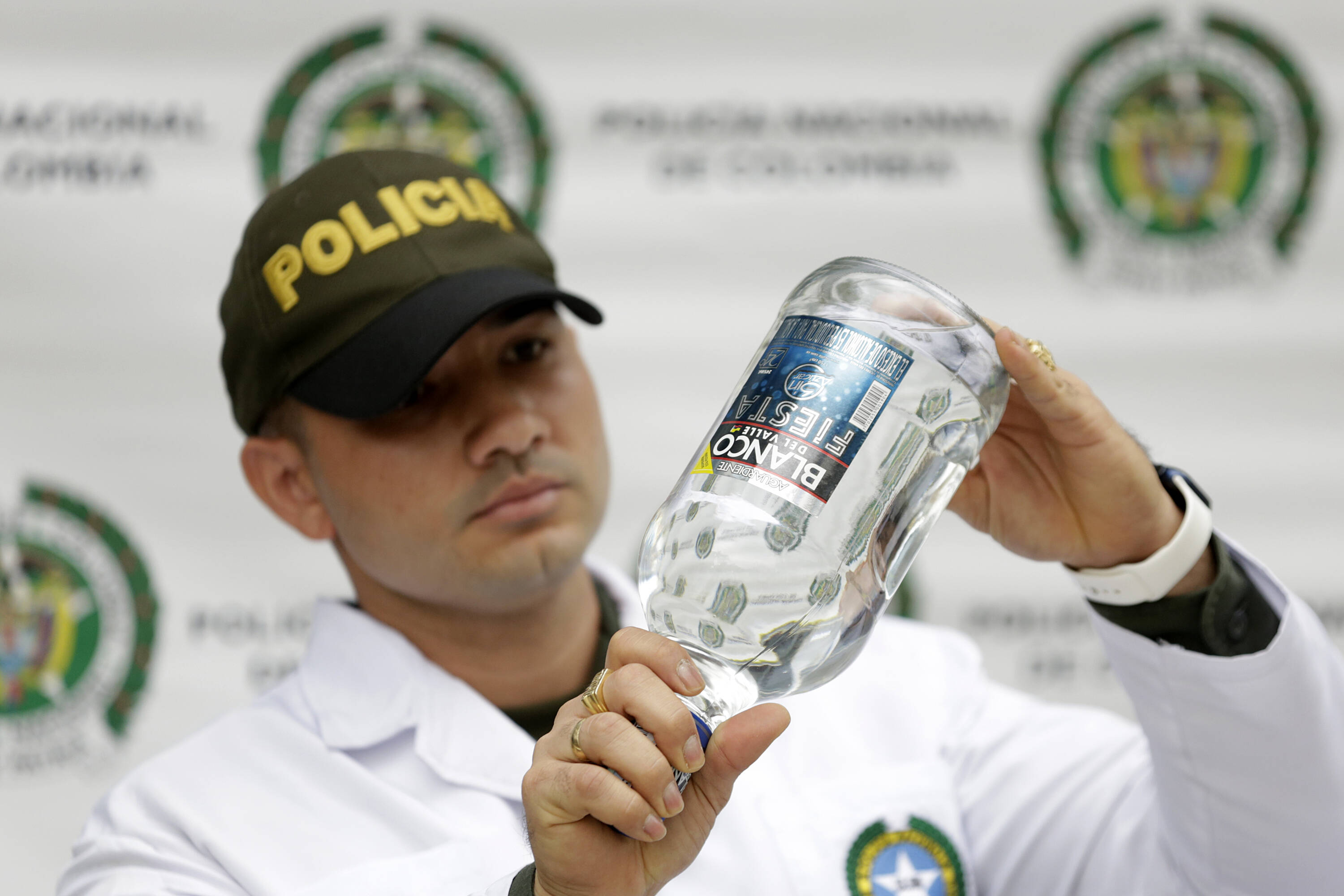 Al Interior de Una Vivienda en El Barrio Sindical de Cali, La Policía Descubrió 1.336 Unidades de Licor Falsificado Que se presume Estaban LiTas para Comercializadas en la Capital Vallecaucana, TeniDo en Cuenta en Cuenta la la Apropedada de las Festividas Decembrinas, Fin de AÑO y LA FERIE. La Diligencia de Allanamiento al Inmoble que Funcionaba como bodega de Almacenamiento para estegroso Siguio la Pista de Estas economías Criminales que ponen en riesgo la salud de las persona. Las Botellas y Bolsas de Aguardiente, Tequila y Whisky Adulterados Fueron Halladas Al Interior de Cajas Contramarcadas y Etiquetadas con Estampillas de Reconocidas Marcas Nacionales y Extranjeras, listas para que se compilan para los 700 pesos.