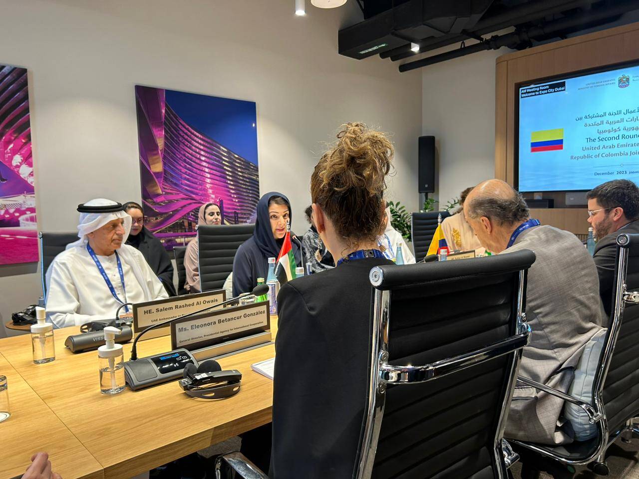 Aspecto de la reunión entre delegados de los Emiratos Arabes y el Gobierno Nacional.