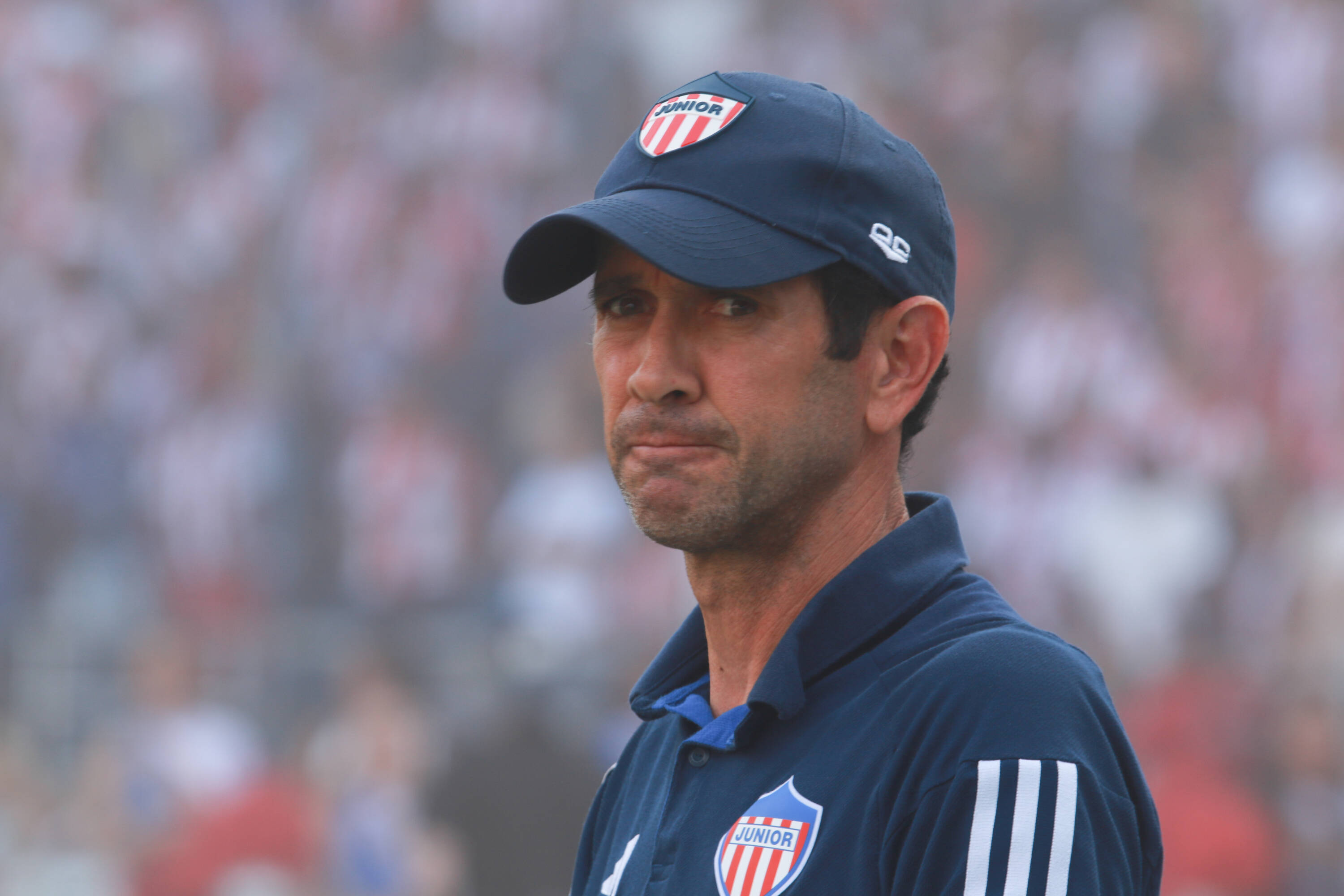 Arturo Reyes firmó renovación como técnico de Junior de Barranquilla