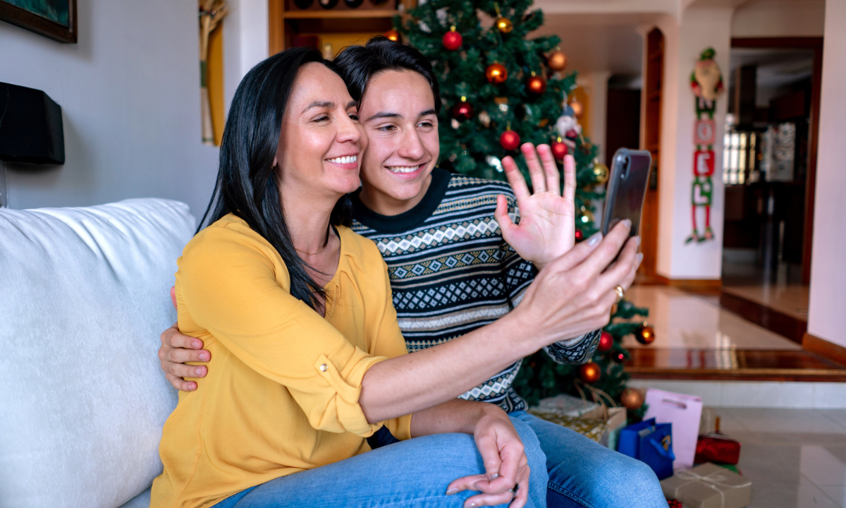 Estos son algunos consejos para darle el teléfono indicado a mamá.