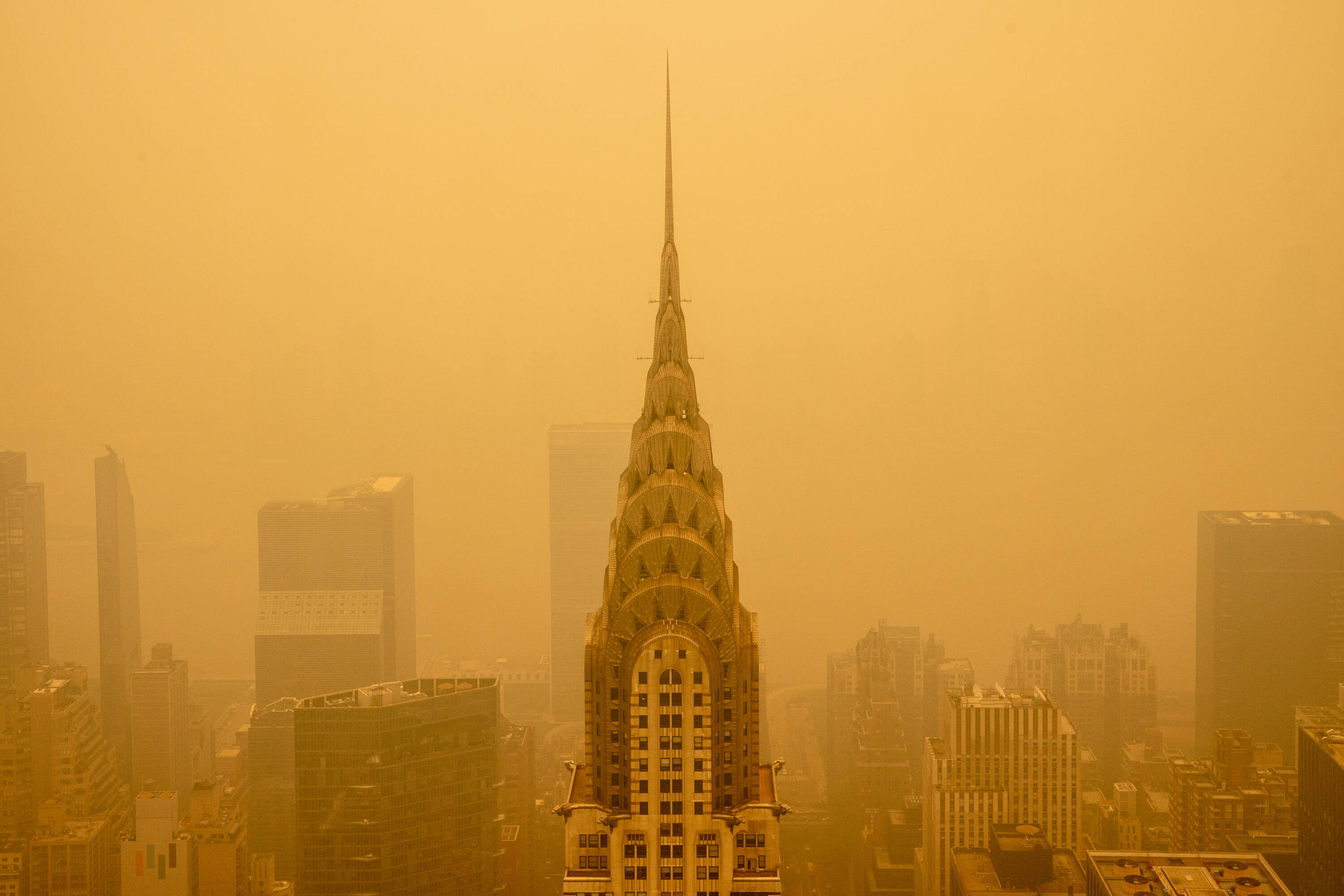 Cambio Climático
En los últimos 28 años, los fotógrafos y videógrafos de Getty Images, reconocido como el principal creador de contenido visual a nivel mundial, han desarrollado un conocimiento especializado para capturar los eventos de noticias más importantes en todas partes del mundo. Este 2023, sus fotoperiodistas se embarcaron en la misión de contar historias de desastres naturales desde la primera línea, ya sea en medio de huracanes o en medio de llamas, poniéndose en peligro para mostrar el impacto que estos eventos tienen en los lugares y las personas. Además, documentaron sequías históricas, aumento de temperaturas, lluvias intensas e inundaciones, y mucho más, tanto en lugares lejanos como en nuestro propio entorno durante todo el año 2023.
A través del lente de los galardonados fotógrafos de Getty Images, Sandy Ciric, Directora Senior de Fotografía Editorial de Getty Images, compartió para El Tiempo una galería de imágenes que destacan algunos de los eventos que han marcado la historia del cambio climático en 2023. 
“La cruda realidad del cambio climático ha estado lejos de ser sutil este año. Los fotoperiodistas de Getty Images produjeron imágenes y videos impactantes que permiten al mundo entero ser testigo de un año de condiciones meteorológicas extremas en todo el planeta. Además, documentaron sequías históricas, calor intenso, inundaciones, incendios forestales y tormentas intensas”, afirma Sandy Ciric, Directora Senior de Fotografía Editorial de Getty Images. “La fotografía sigue siendo esencial para informar y transmitir los efectos del cambio climático. Documentar estos extremos cada vez más “normales” nos proporciona contexto y cronología a medida que nuestro mundo sigue cambiando.”