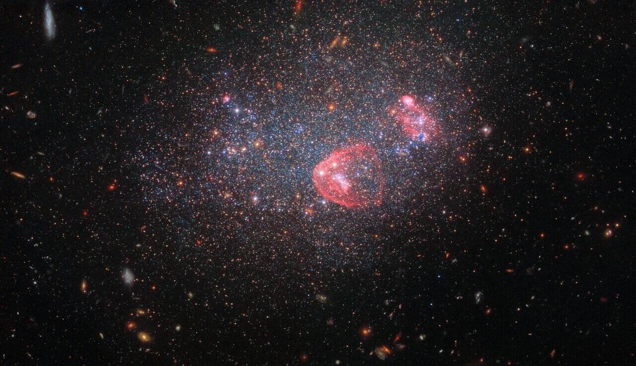Telescopio Hubble: Captan galaxia similar a una brillante bola de nieve