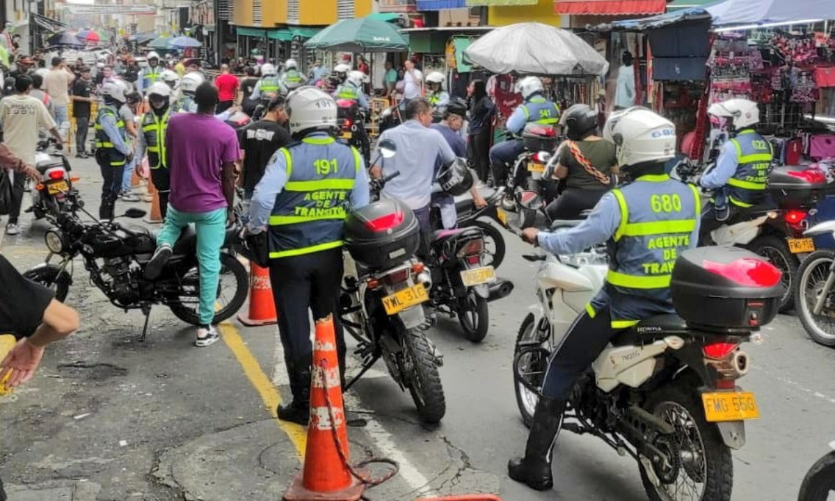 Çatışma mı yoksa gücün kötüye kullanılması mı? Cali'nin güneyinde bir motosikletçinin trajik sonunu açıklığa kavuşturmaya yardımcı olabilecek önemli videoları ortaya koyuyorlar