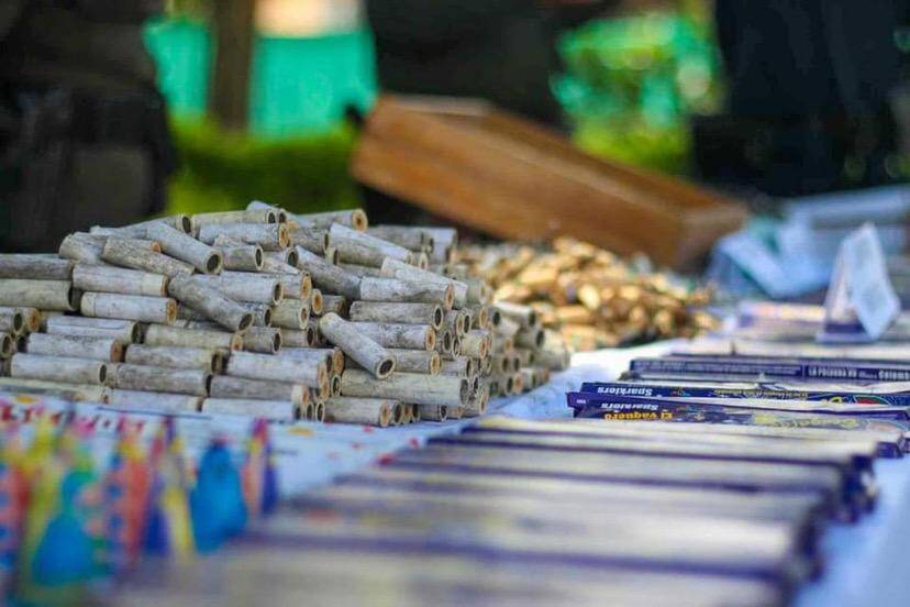 El caso más grave es el de una niña de 3 años, quien presenta una lesión delicada en su ojo derecho a causa de una luz de bengala.